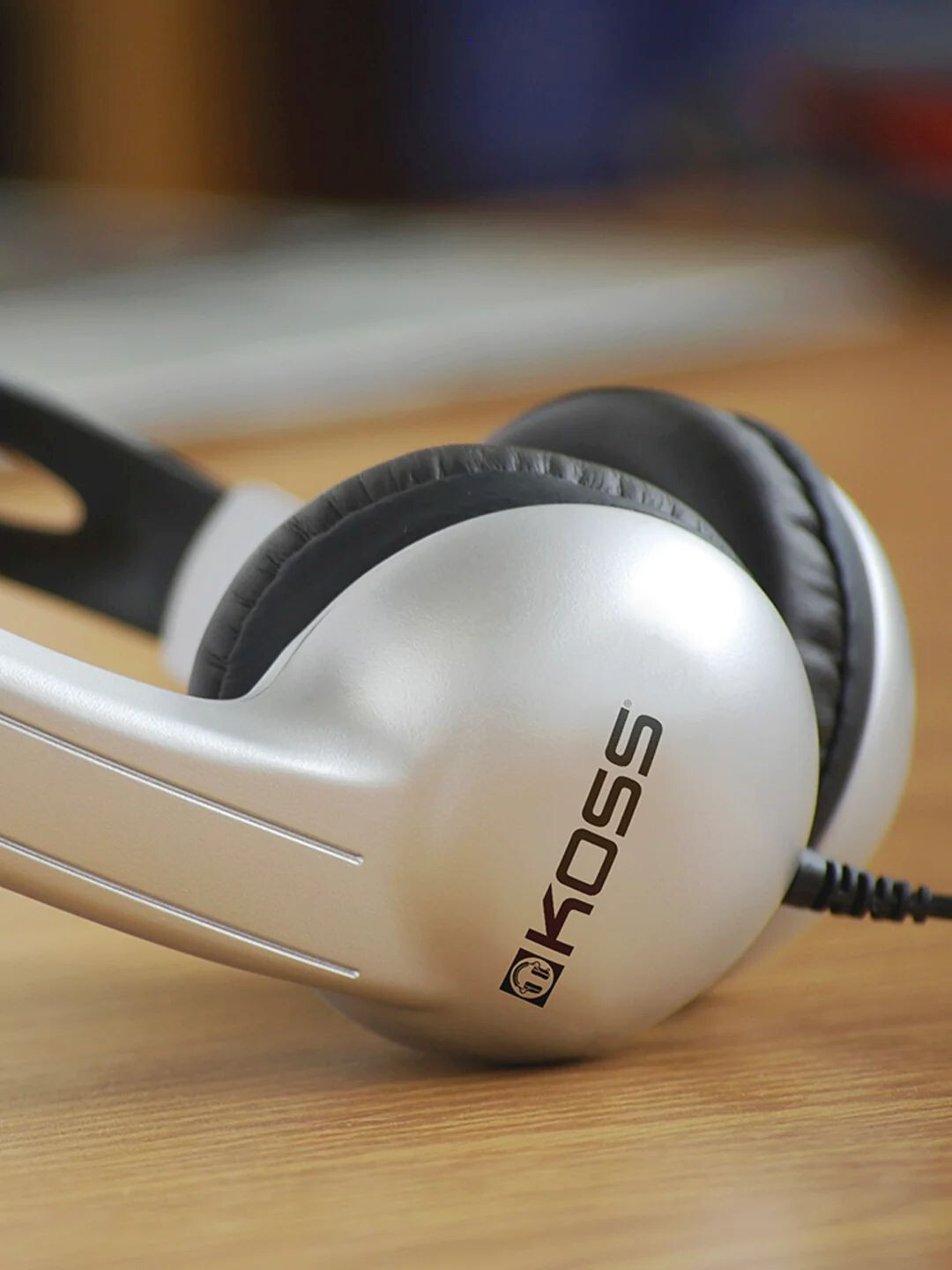 KOSS UR10 Stereo Headphones closed Dual Ear Stereophone 3.5mm Plug