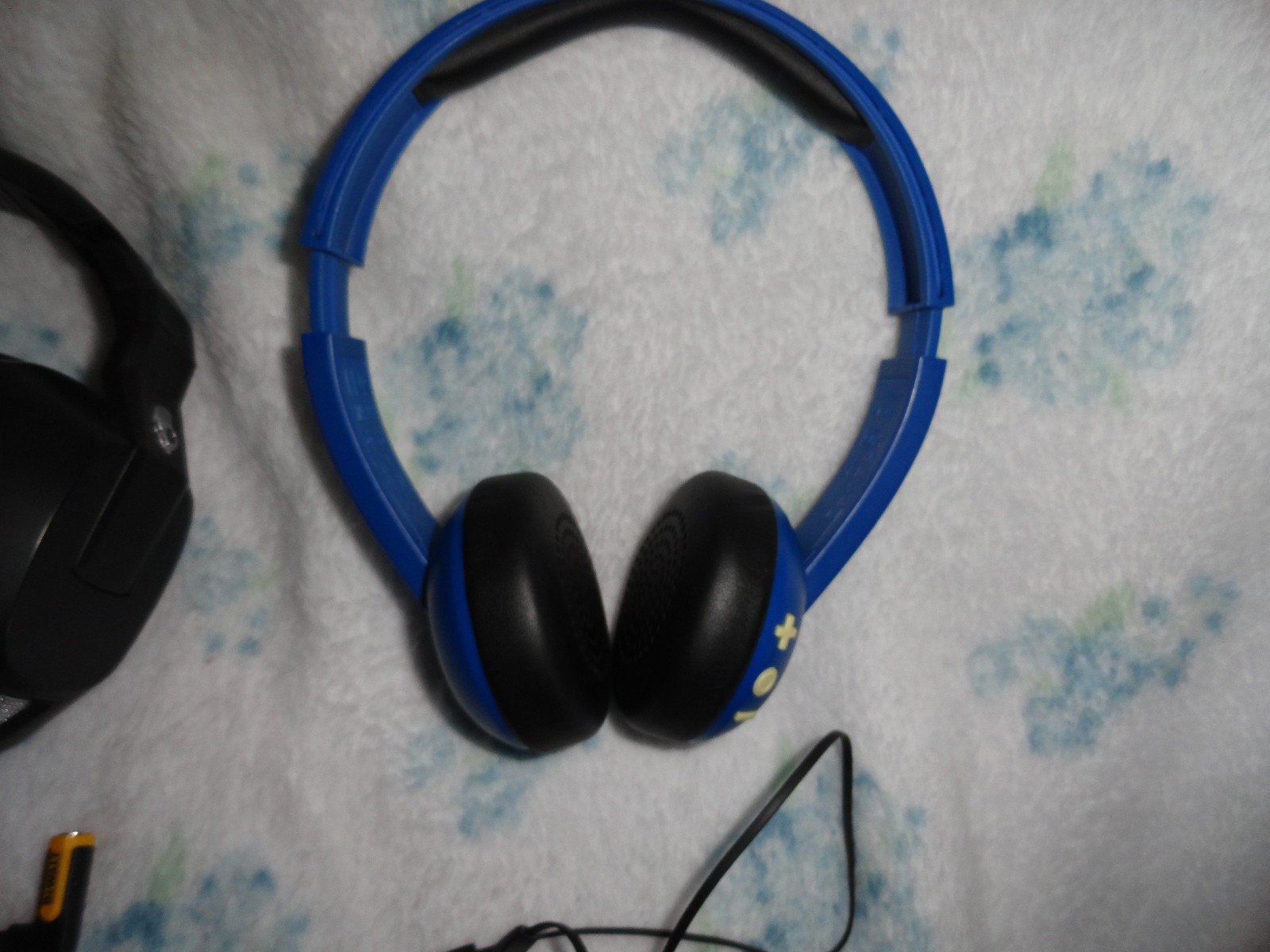 Skullcandy Headphones Lot Crusher and Smokin Buds 2 Are Wired, Uproar Wireless