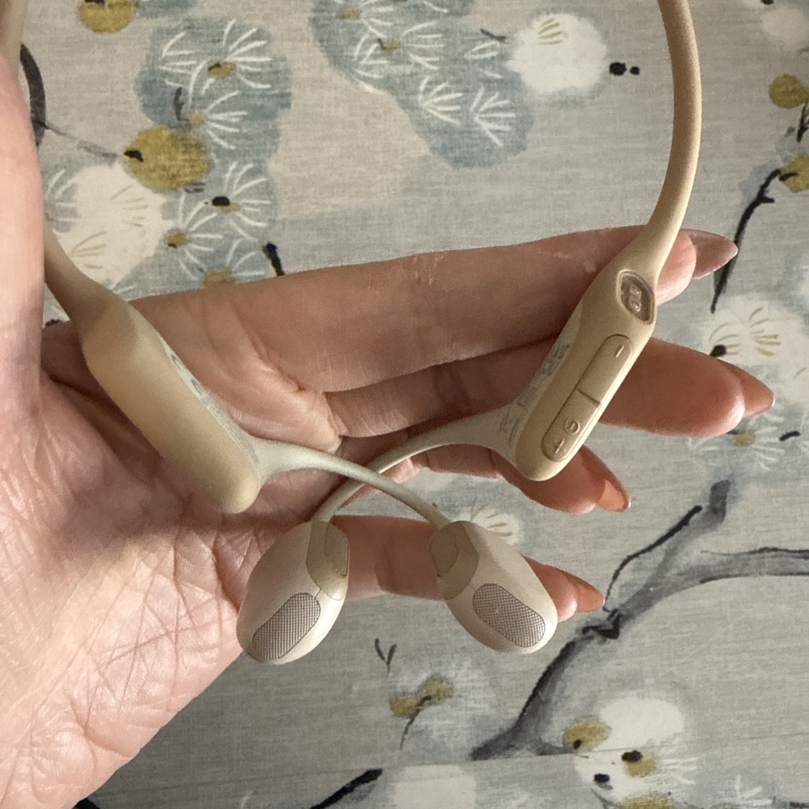 SHOKZ OpenRun Pro Bone Conduction Sport Headphones S810 Biege With Charger