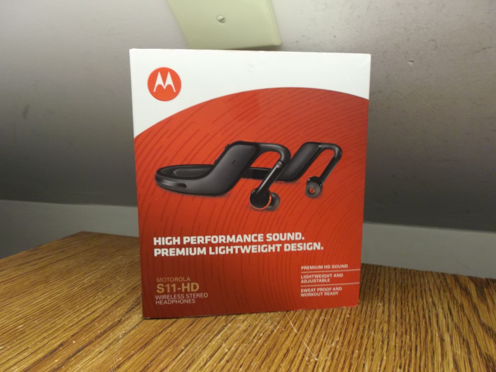 LKE NEW MOTOROLA S11-HD WIRELESS STEREO HEADPHONES W/CHARGER,EAR CUSHIONS,OUBAND
