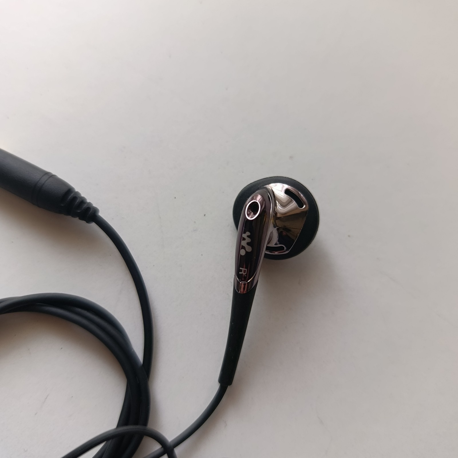SONY Earphone E0931 Black and Pink from Player NW-S203F Used with Extension