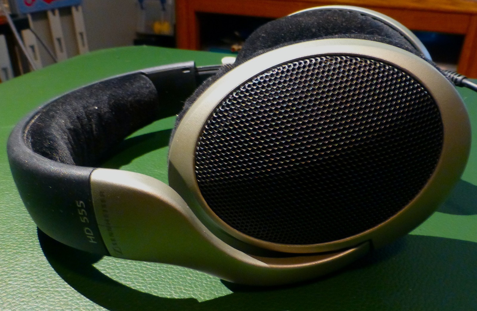 SENNHEISER HD555 HEADPHONES – Black/Gray