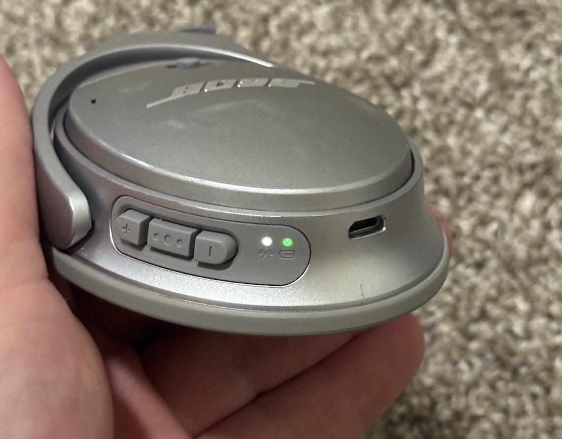 Bose QuietComfort 35 QC35 Wireless Noise Cancelling Headphones Silver READ