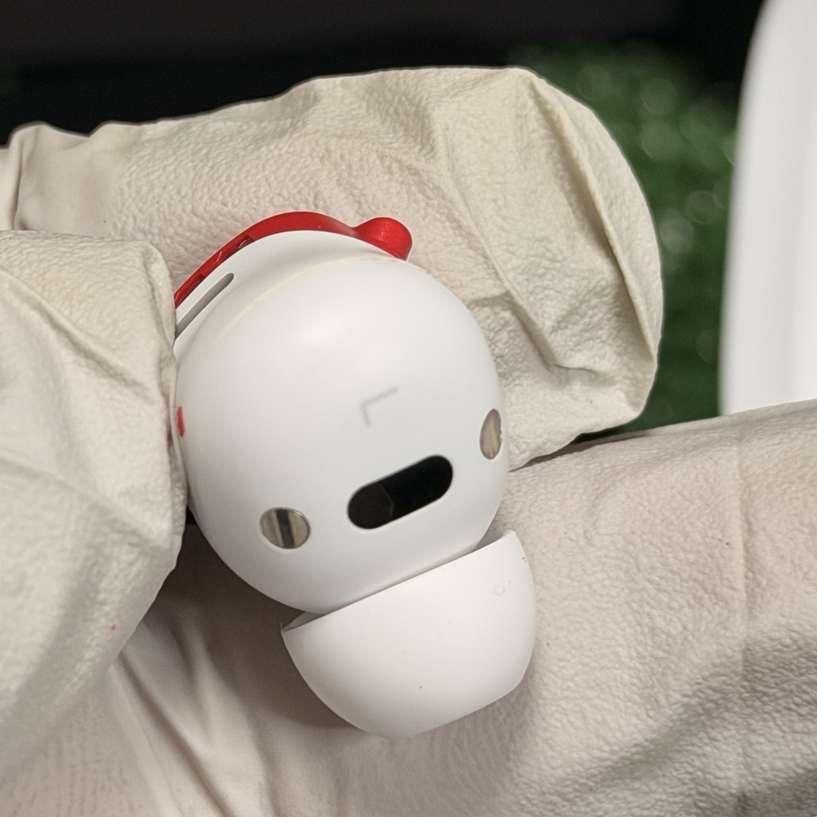 Beats Fit Pro True Wireless Earbuds White/Red A2577, Working, MISSING WINGTIPS.