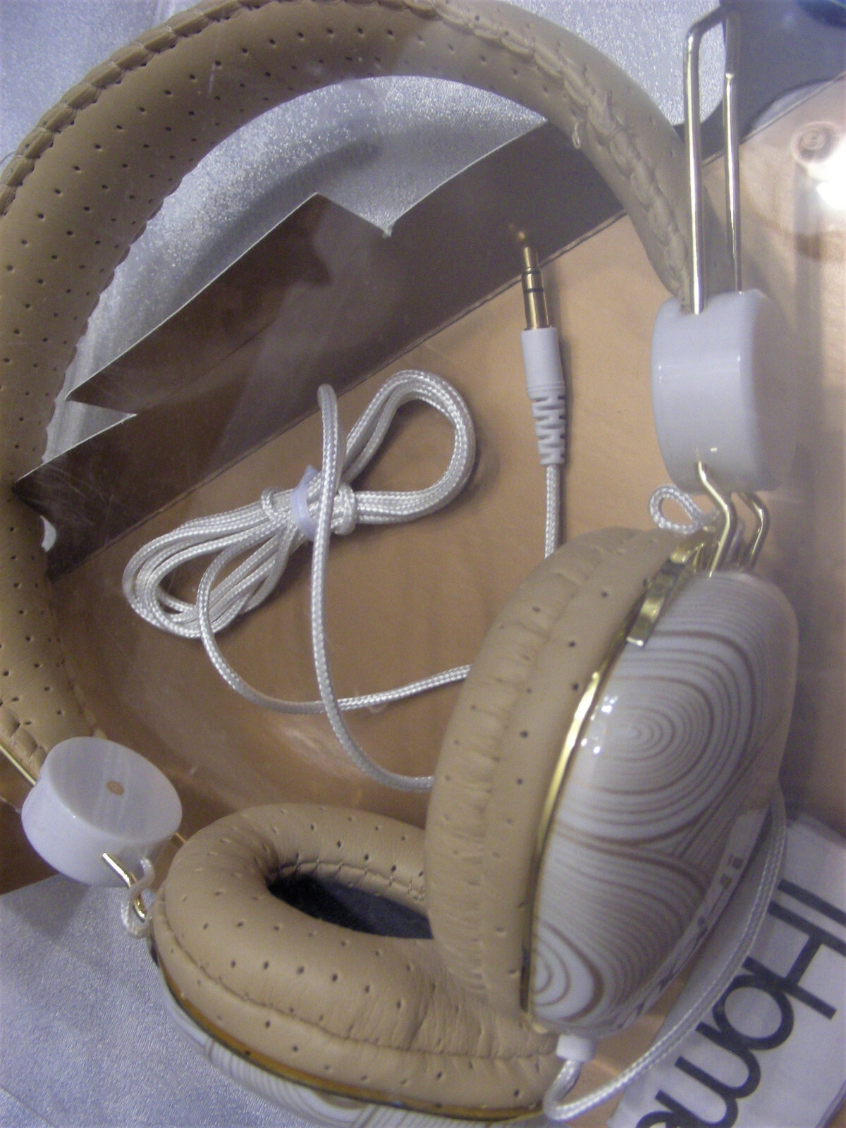 iHome Designer Series Head Phones – White Gold Tan – Mod swirl – No Latency