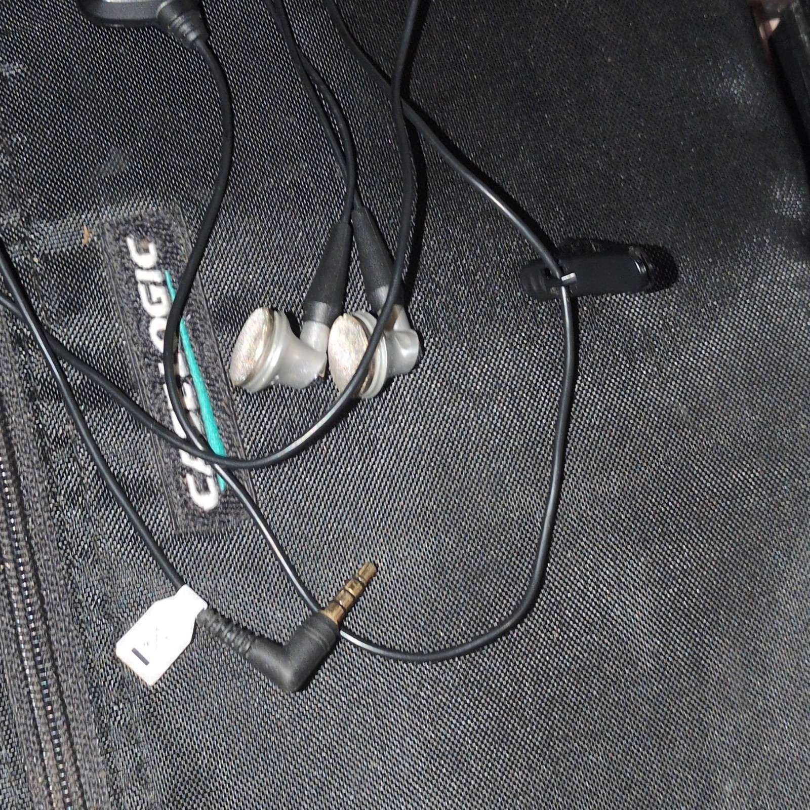 Caselogic 1100 Series In-Ear Wired Earbuds 3.5mm w/ Mic 6ft Black/Silver