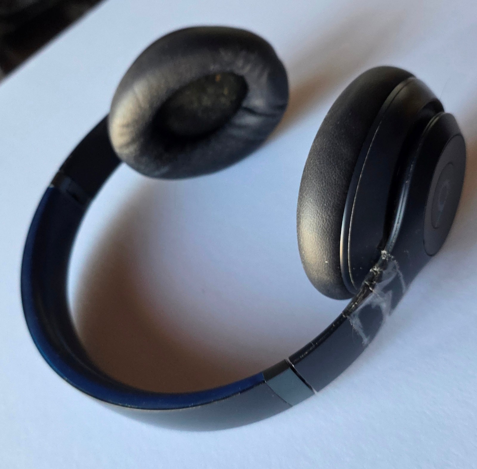 Navy Blue Beats Studio Pro Wireless Headphones MQTQ3LL/A – Works but Taped Band