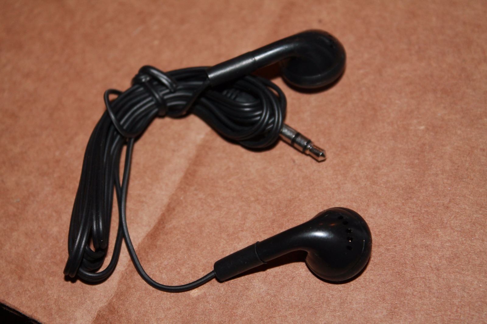 BULK Lot of 25 BLACK 3.5mm Headphones / Earbuds / Earphones – Great for Schools!