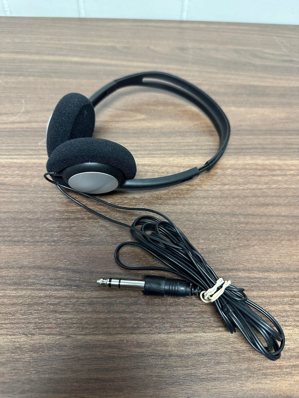 6.5 MM Wired Ear Pad On The Ear Headphones Black And Silver Very Good 6E