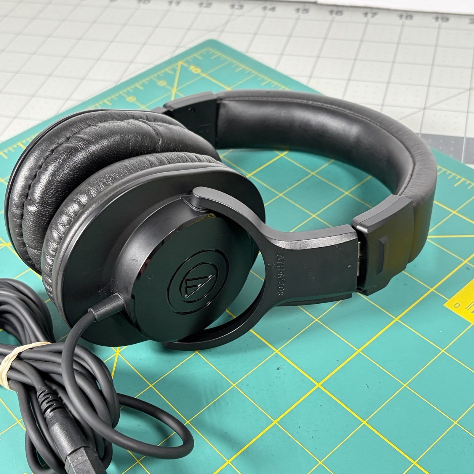 Audio-Technica ATH-M20x Professional Monitor Headphones Wired Black Tested Clean