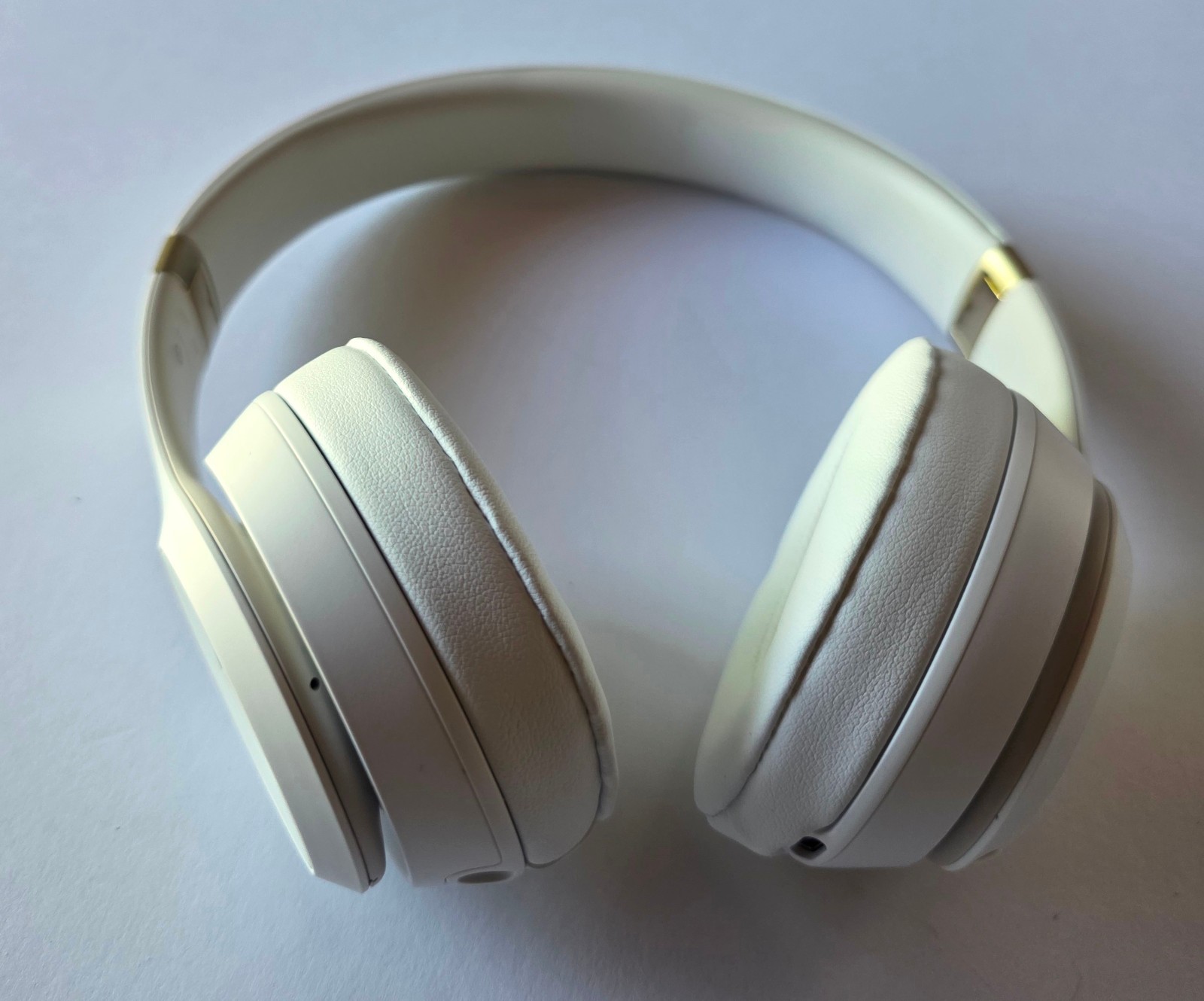 Unused OEM White & Gold Beats Solo 4 Wireless Headphones MC2M4LL/A in Bulk Pkg