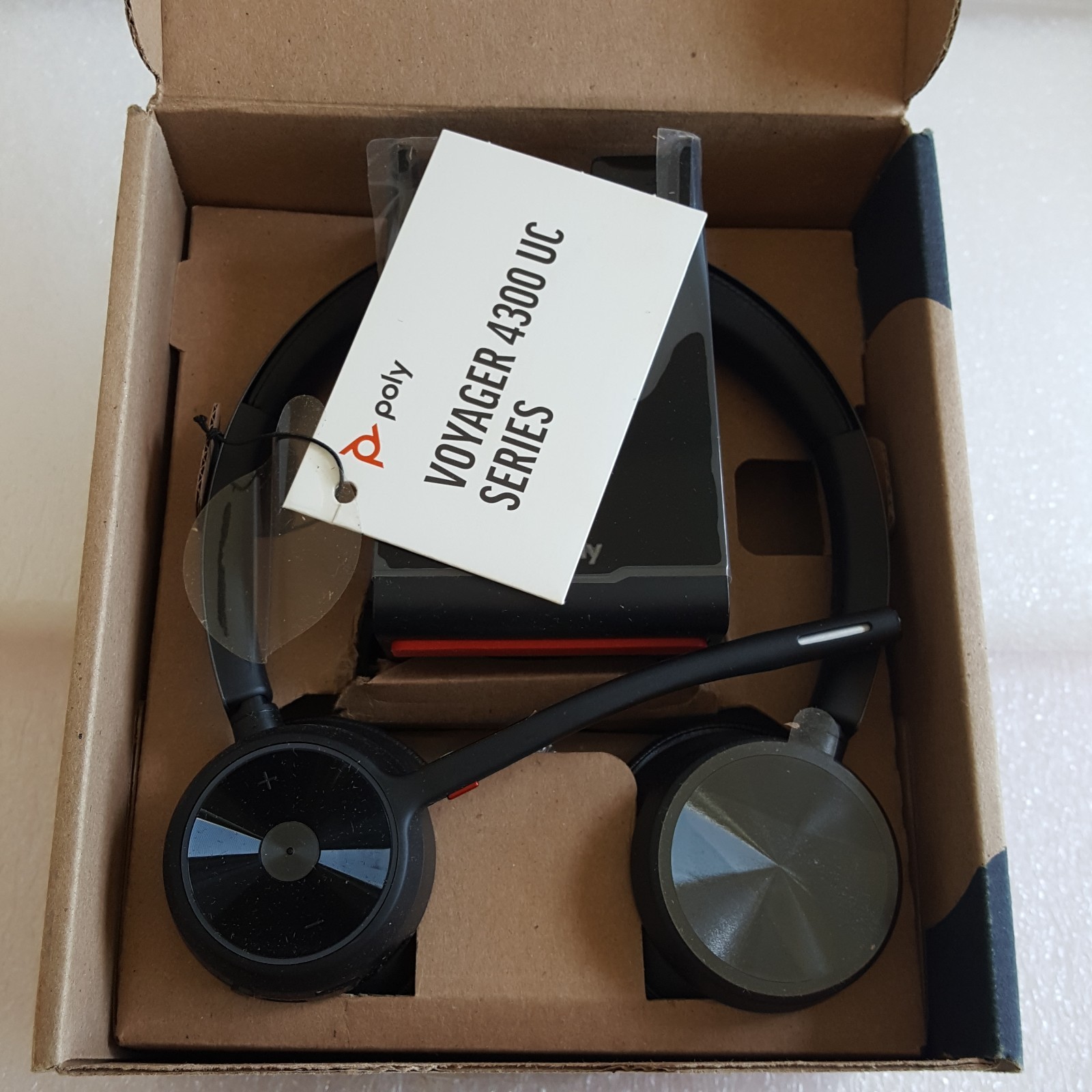 Poly – Voyager 4320 UC Wireless Headset + Charge Stand (Plantronics) -Headphones