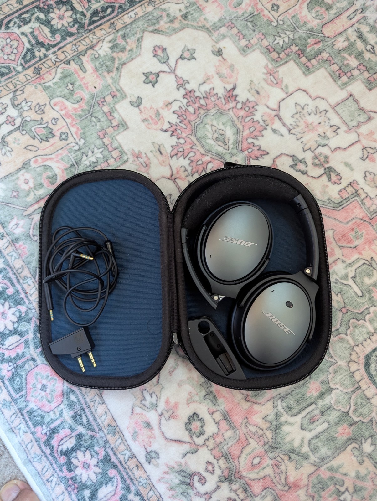 Bose QuietComfort QC25 Over-Ear Headphones Adjustable Headband Built-In Mic Case