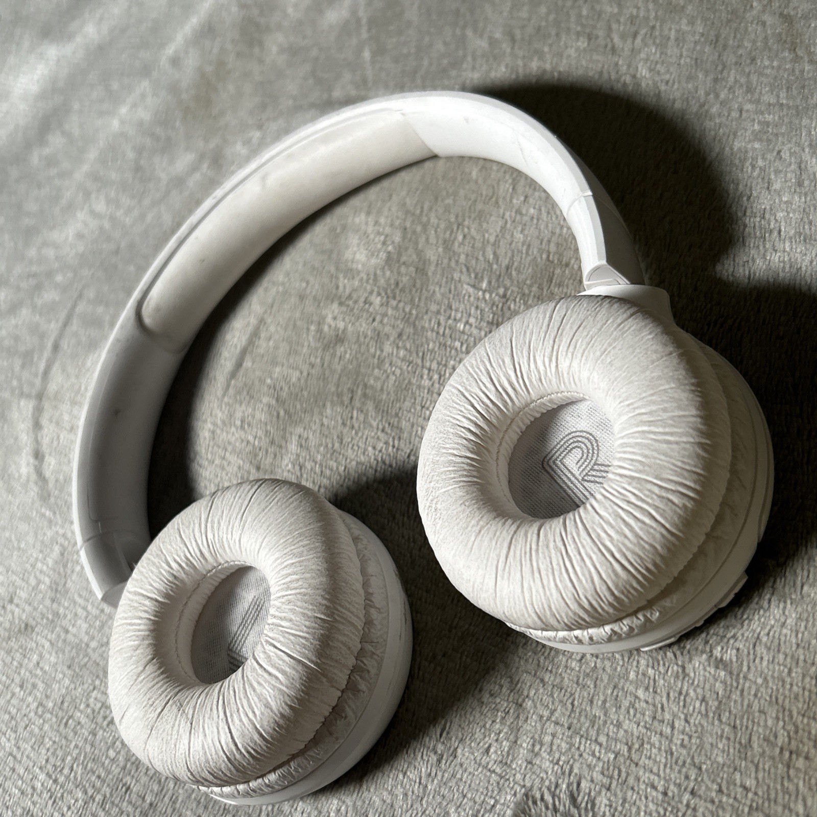 JBL TUNE 520BTR wireless on-ear headphones WHITE