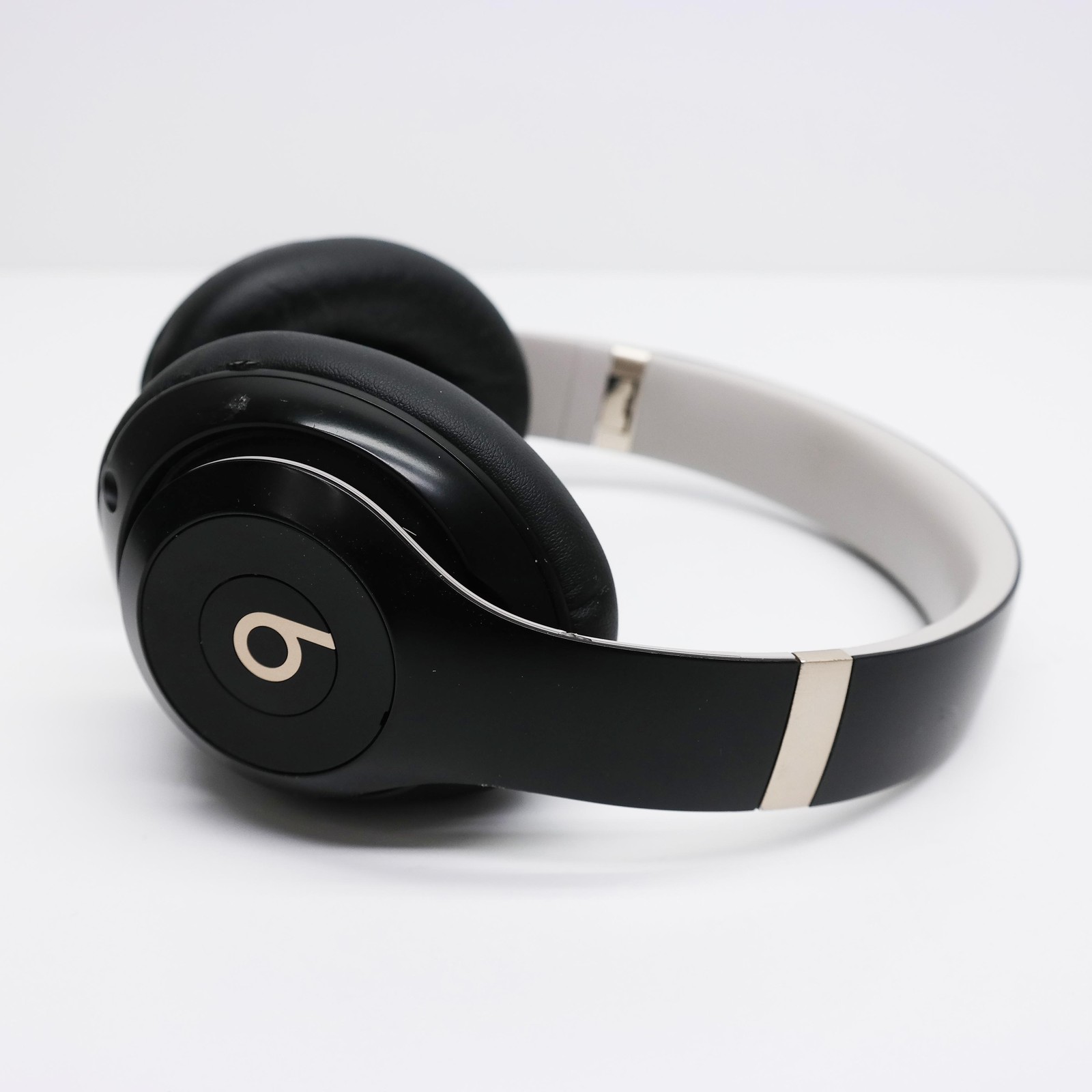 Beats Studio Pro Wireless Over-the-Ear Headphones Black Gold MC2N4LL/A READ