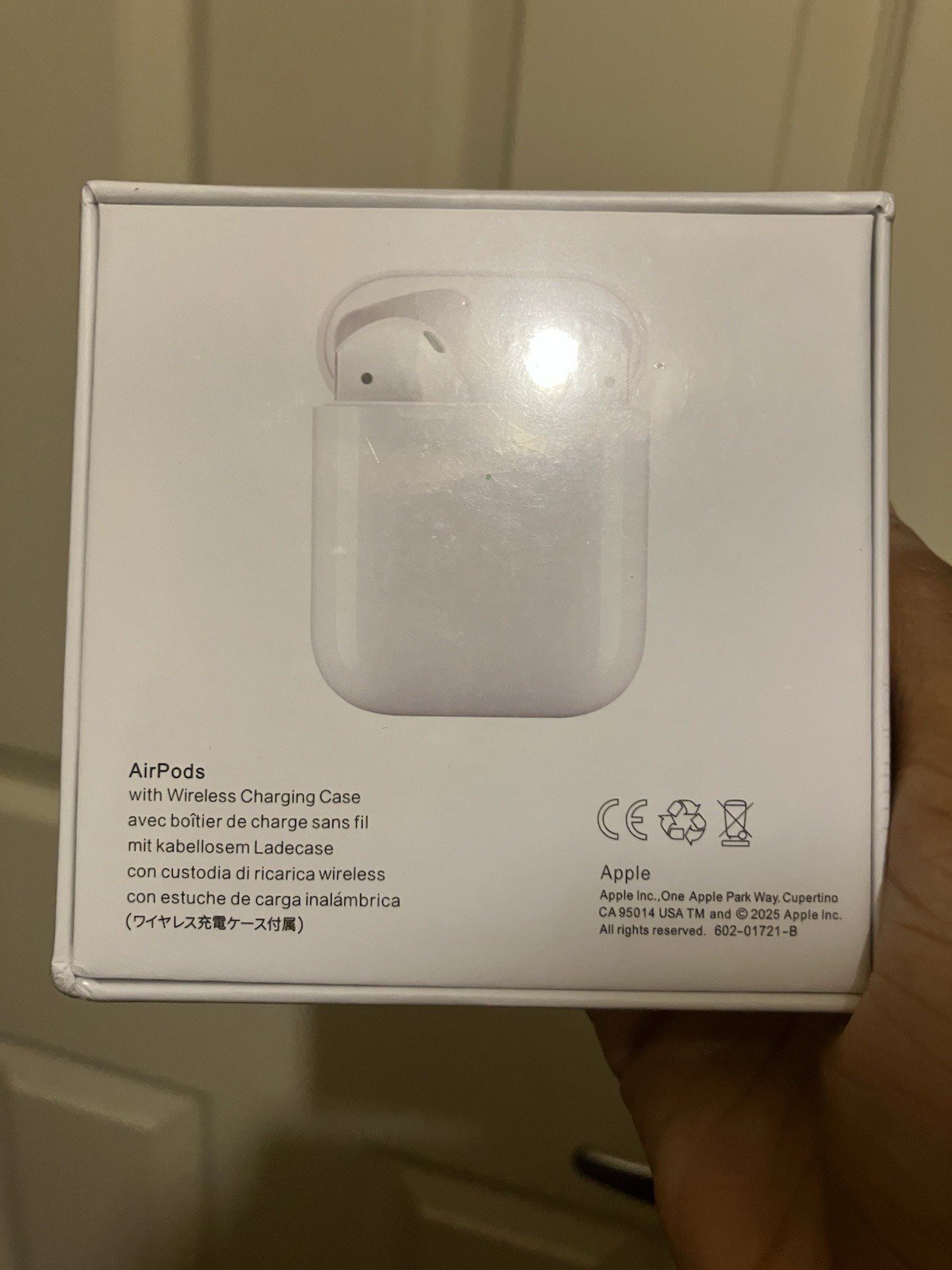 Apple AirPods Wireless Charging Case White Bluetooth In-Ear Earbuds w/ Mic