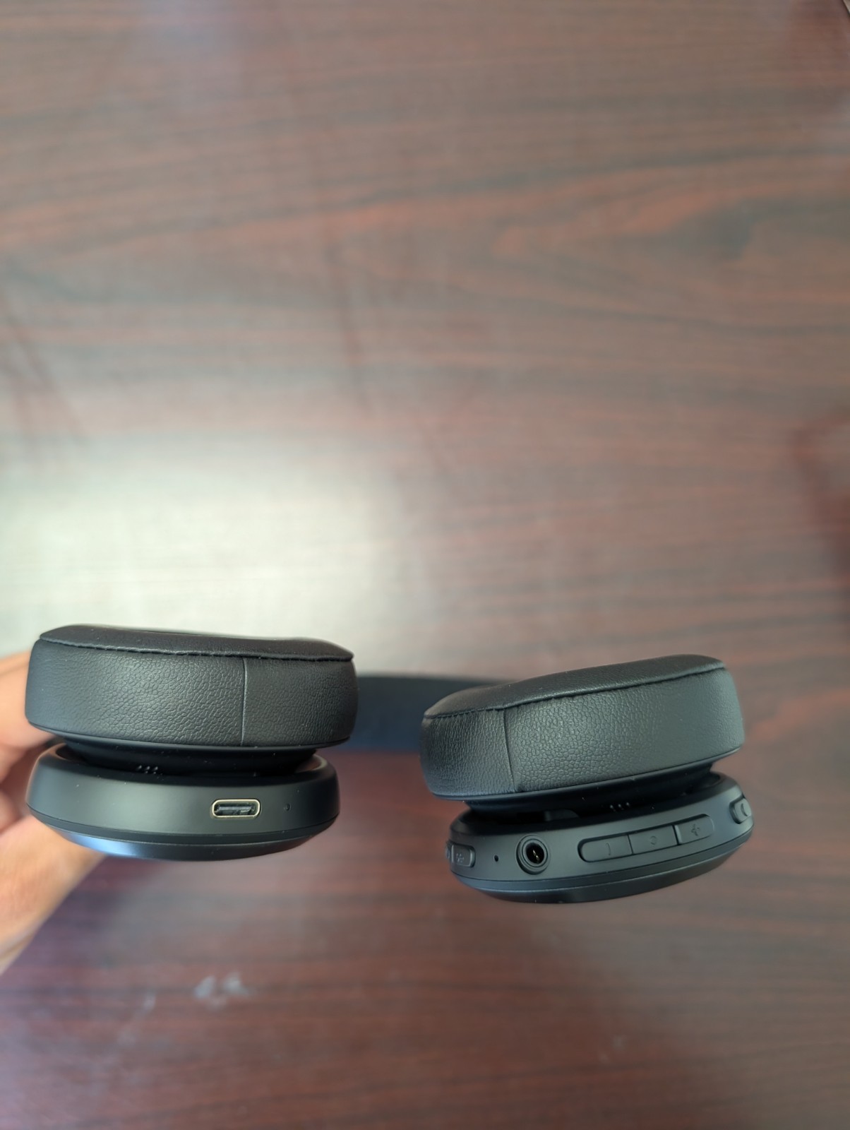 JBL Live 675NC wireless on-ear headphones