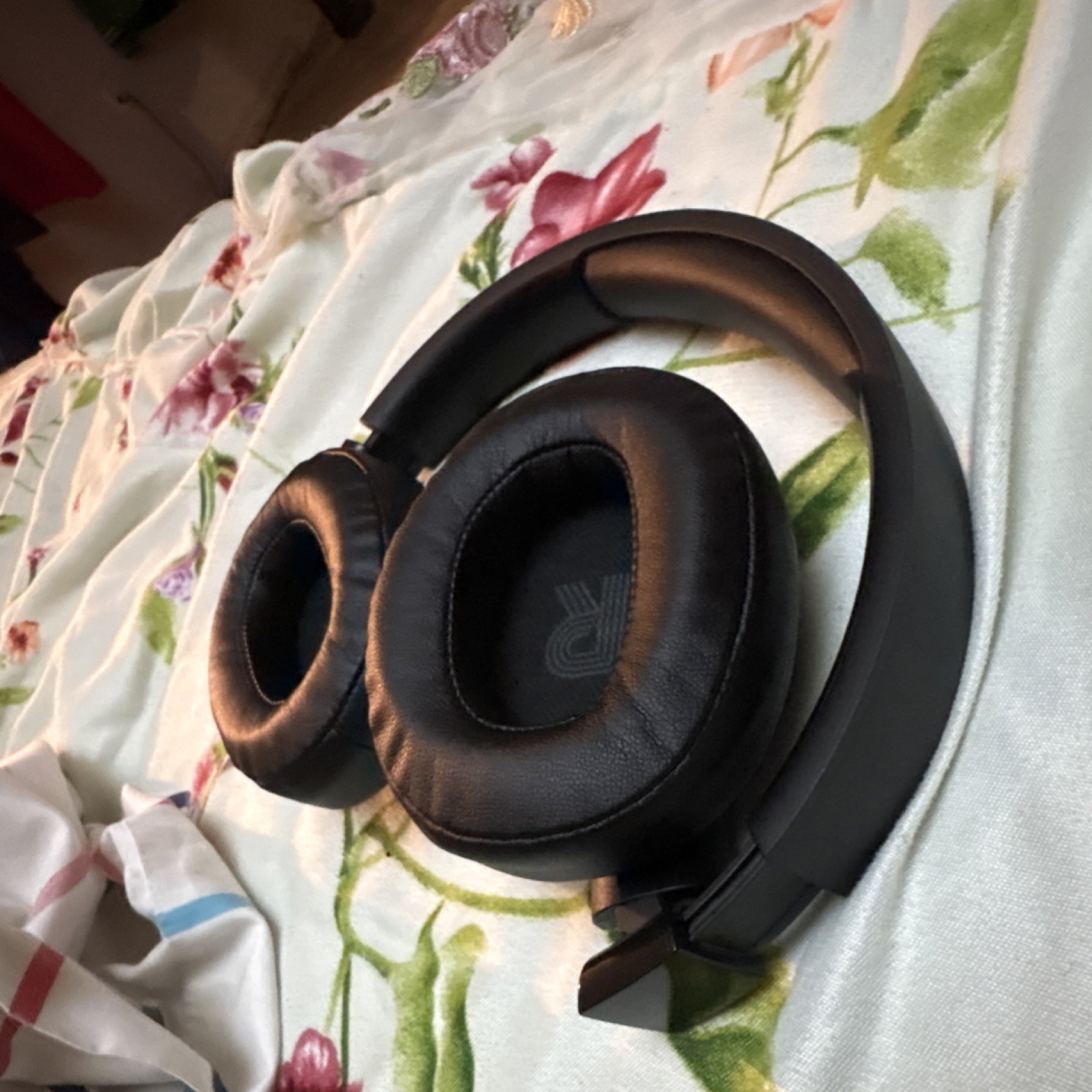 JBL Black Headband Double Ear-Cup Over-Ear Headphones Ear-Cup (Over the Ear)