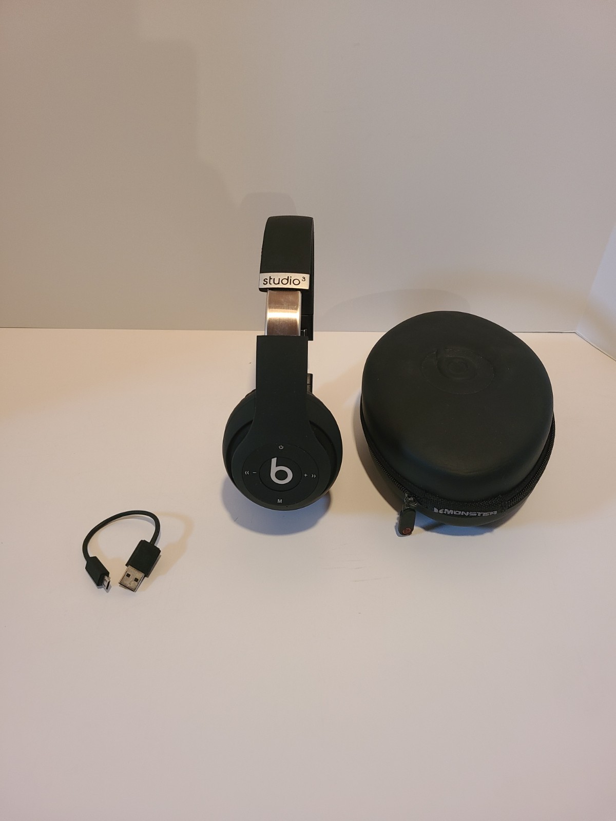 Beats by Dr. Dre Studio3 Over the Ear Wireless Headphones – Black And Silver