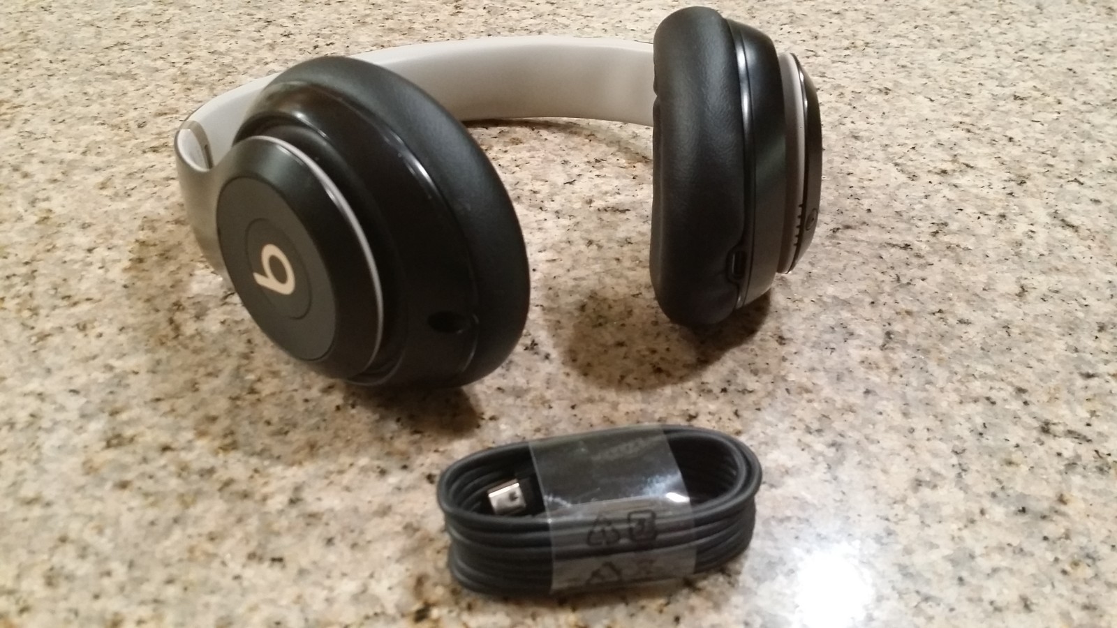 Beats by Dr. Dre Studio Pro Wireless Bluetooth Over-Ear headphones Gold/Black