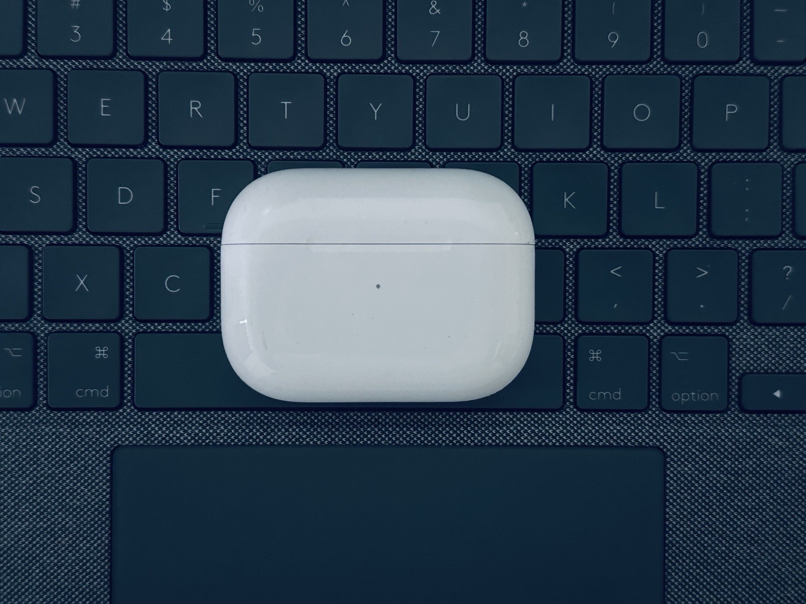 Apple AirPods Pro (2nd generation) case& left side