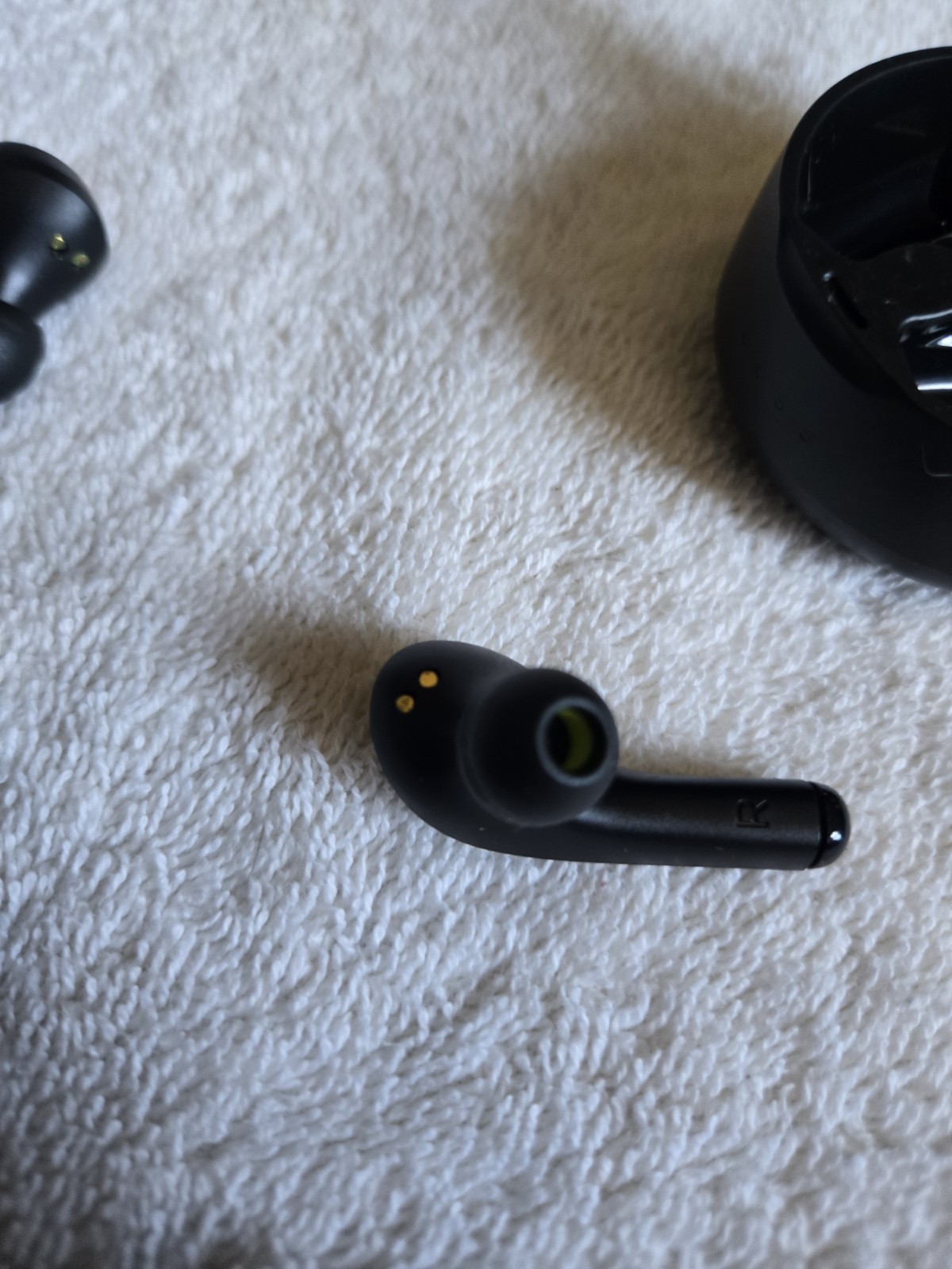 Motorola SH022 Wireless Bluetooth Earbuds, In-Ear, Black, Charging Case