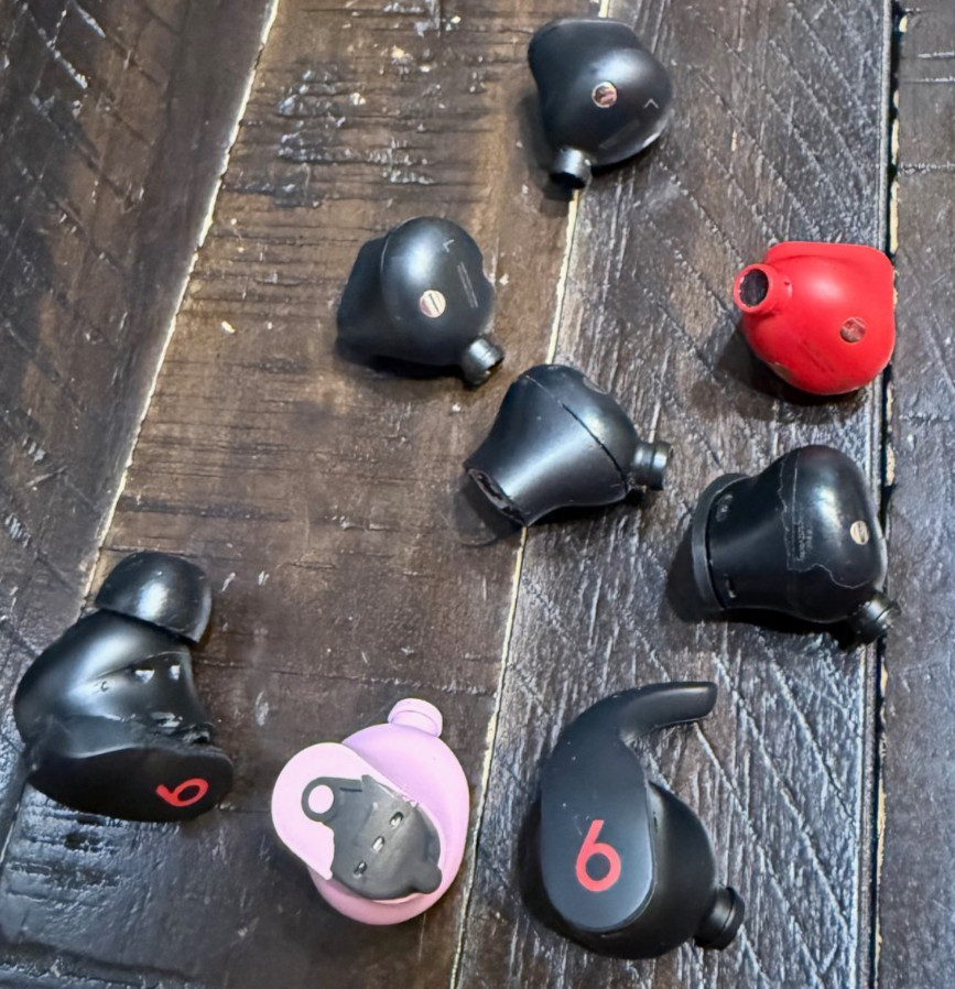 LOT OF 8 BEATS Earbuds – 4 Beats Fit Pro / 3 Studio Buds + / 1 SOLO BUDS LEFT