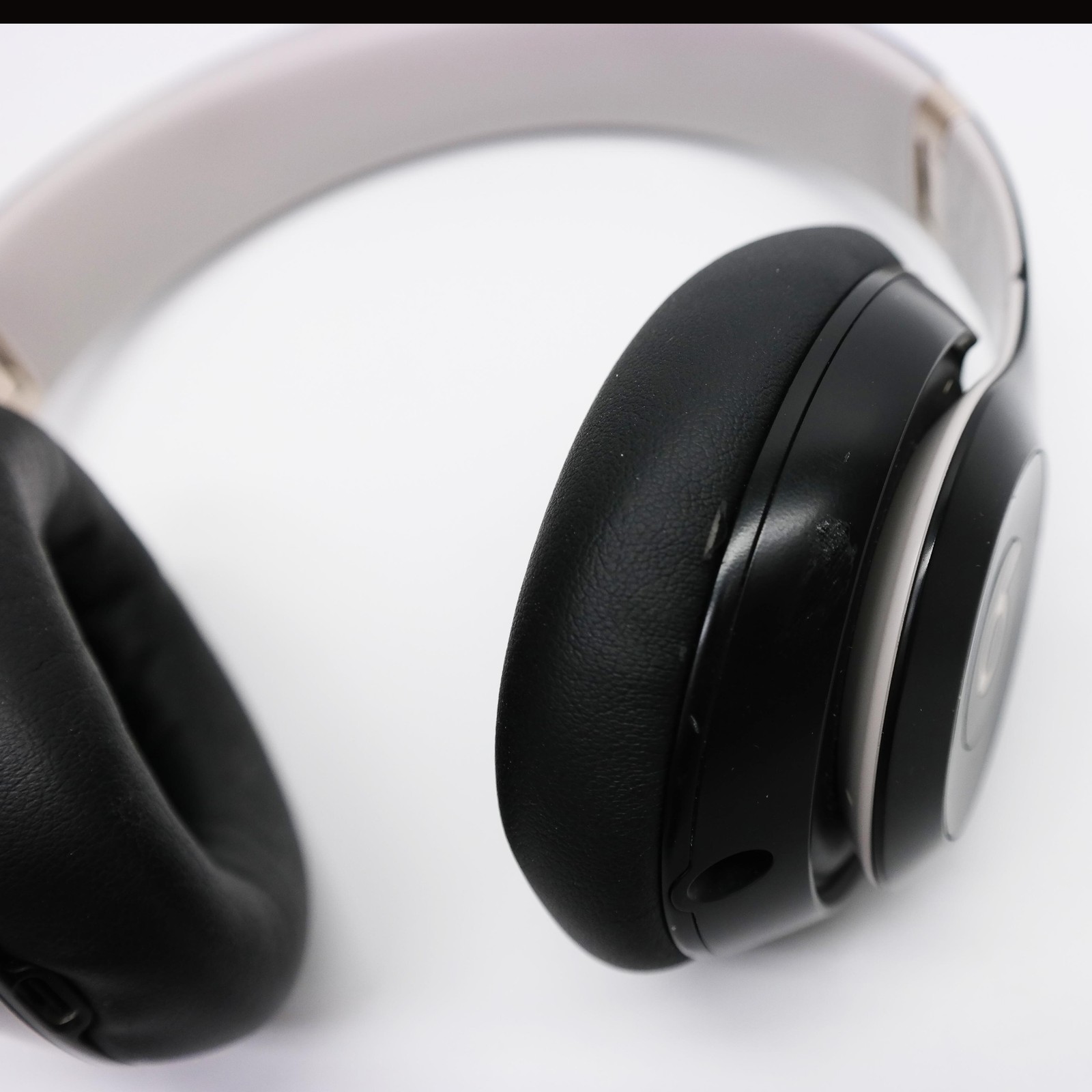 Beats Studio Pro Wireless Over-the-Ear Headphones Black Gold MC2N4LL/A READ