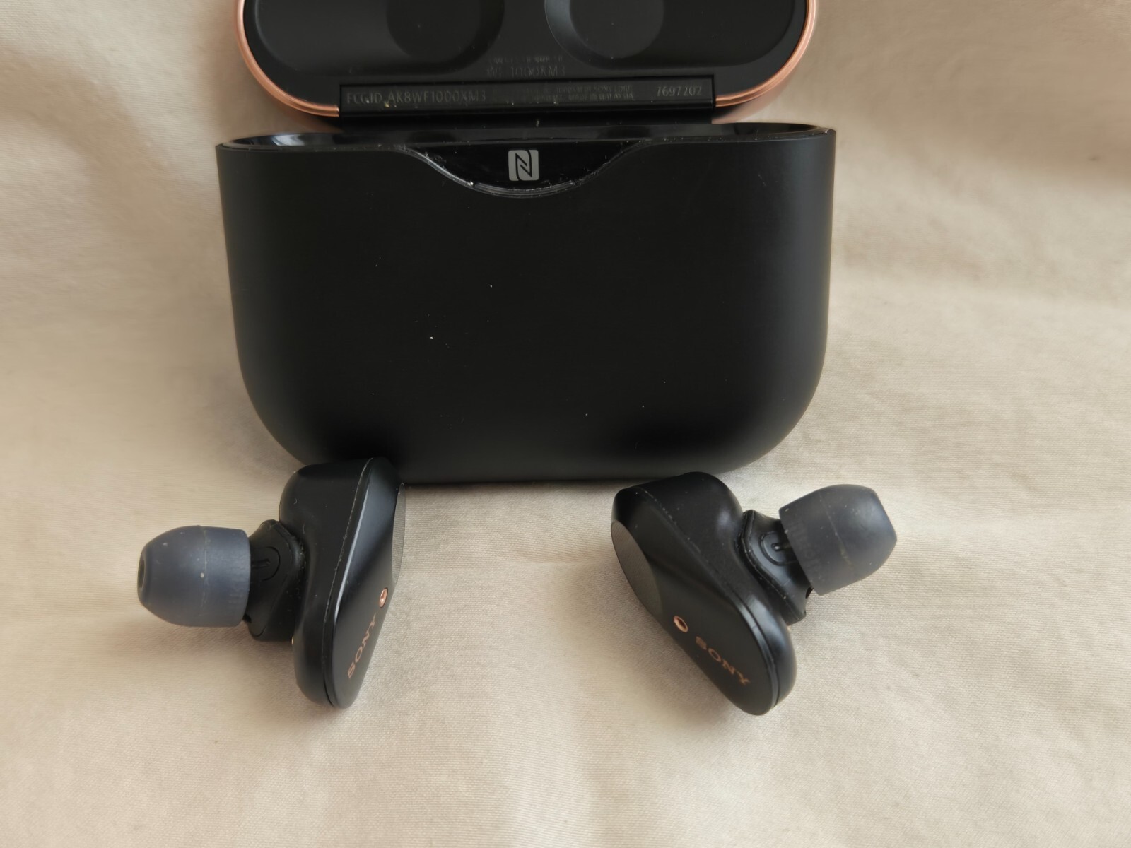 Sony WF 1000xm3 earbuds black