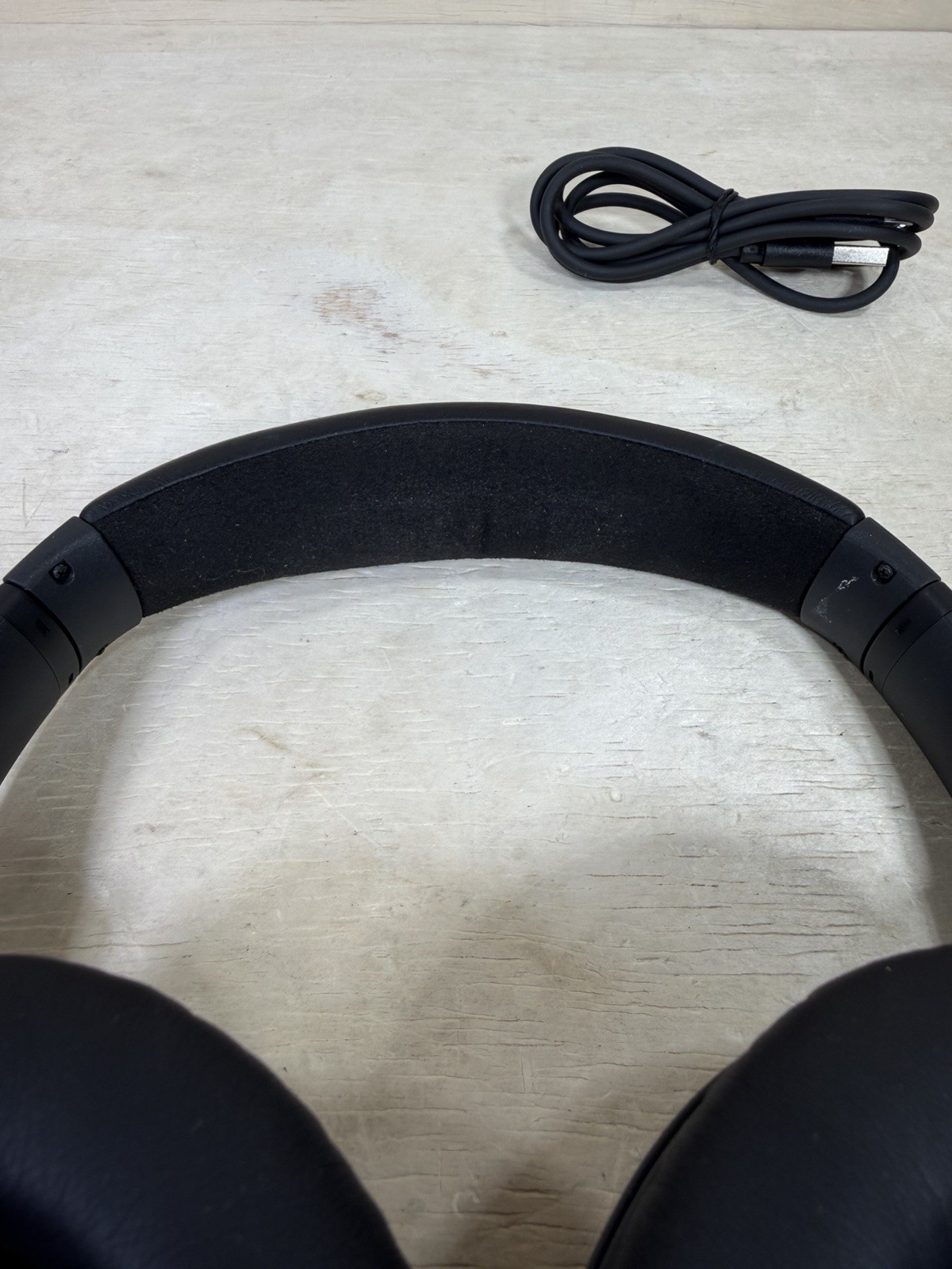 Bose QuietComfort 35 QC35 Noise Cancelling Headphones w/ Charge cable (no case)