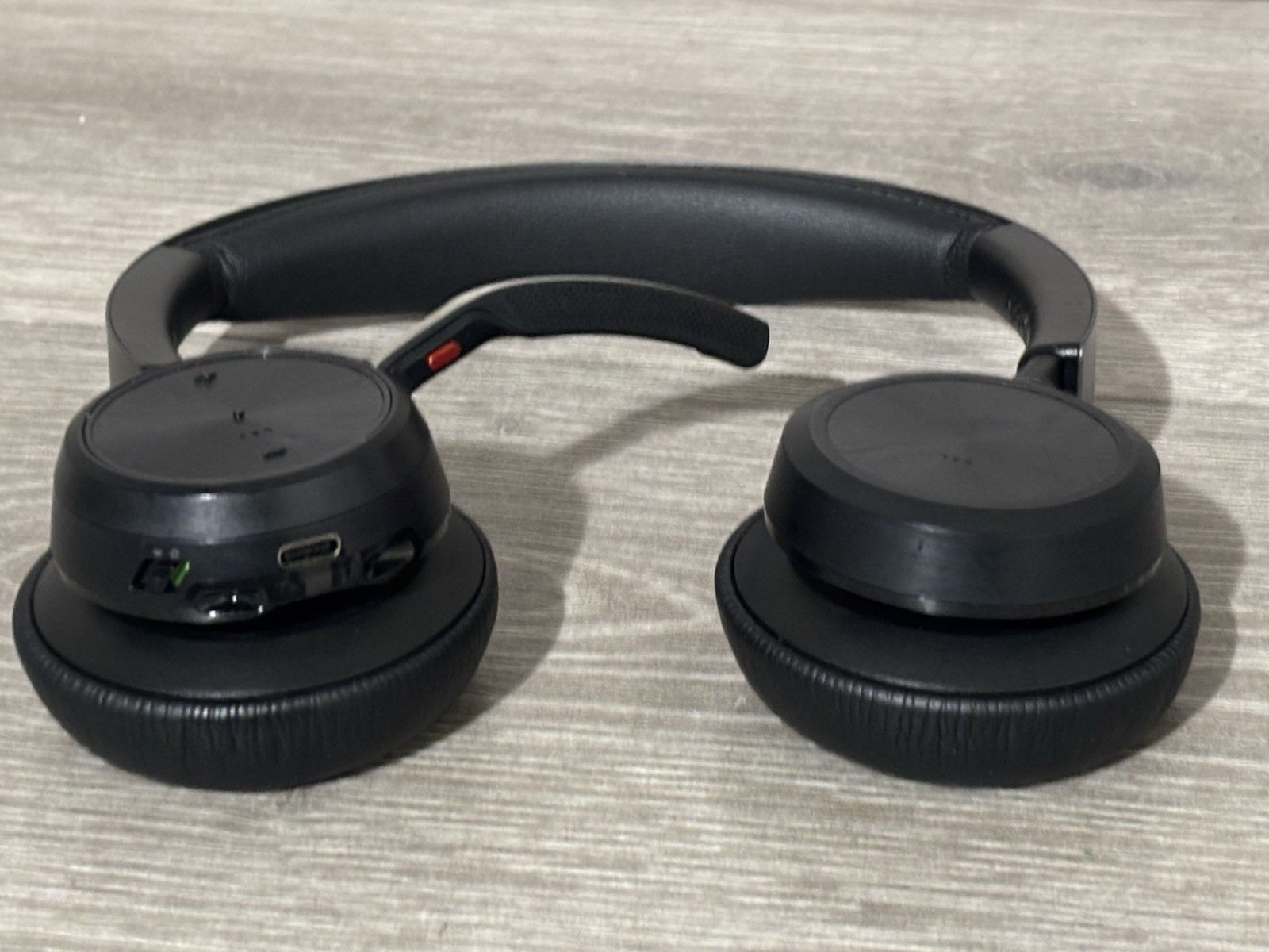 Plantronics Poly Voyager Focus 2 USB-C Headset Charging Stand Case VFOCUS2