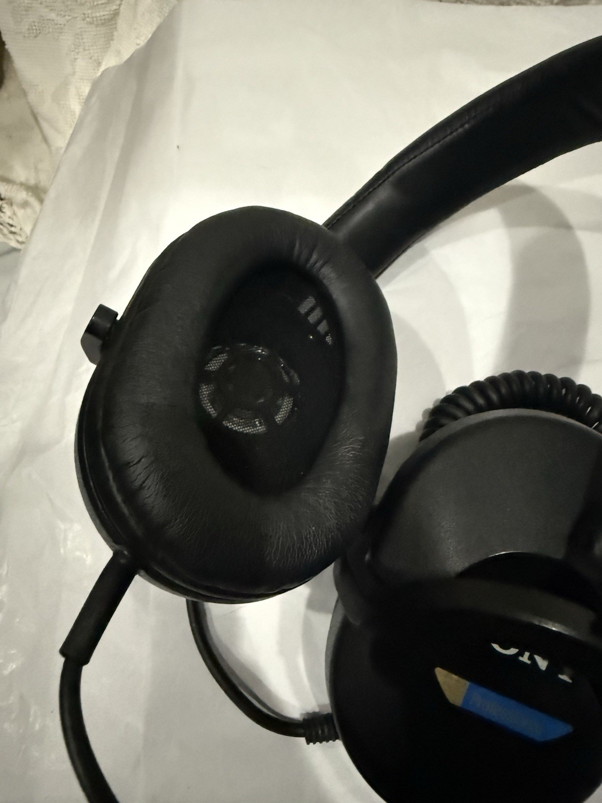 Sony MDR-V6 Over-Ear Studio Monitor Headphones 40mm Coiled 3.5mm Black