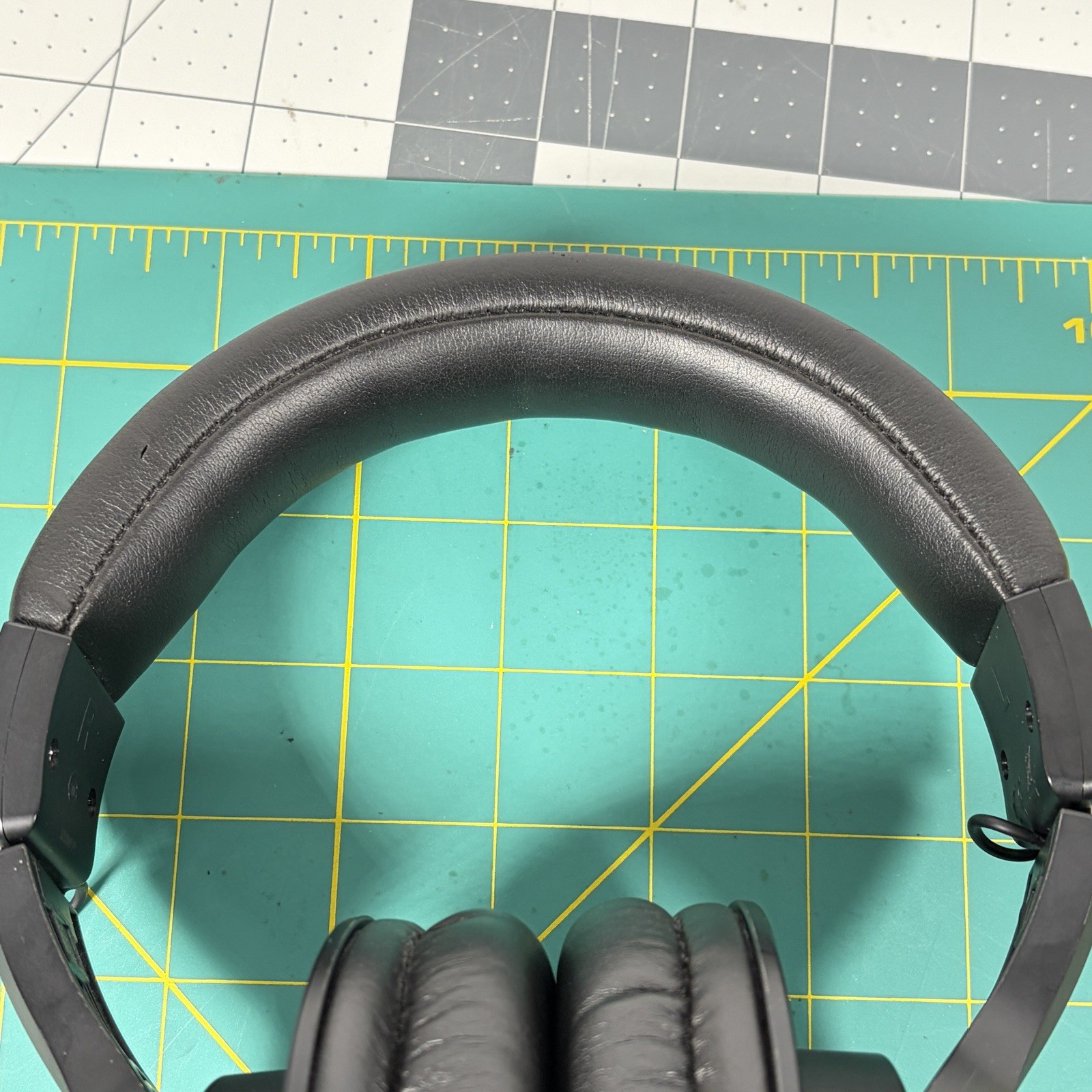 Audio-Technica ATH-M20x Professional Monitor Headphones Wired Black Tested Clean
