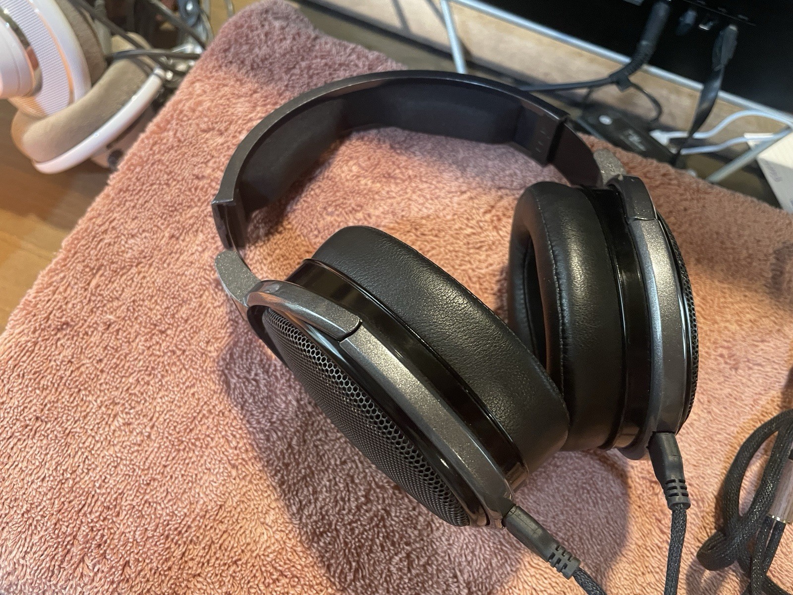 Sennheiser HD650 XLR 4.4mm connection + adaptor / Dekoni Sheepskin Pads / EXC /