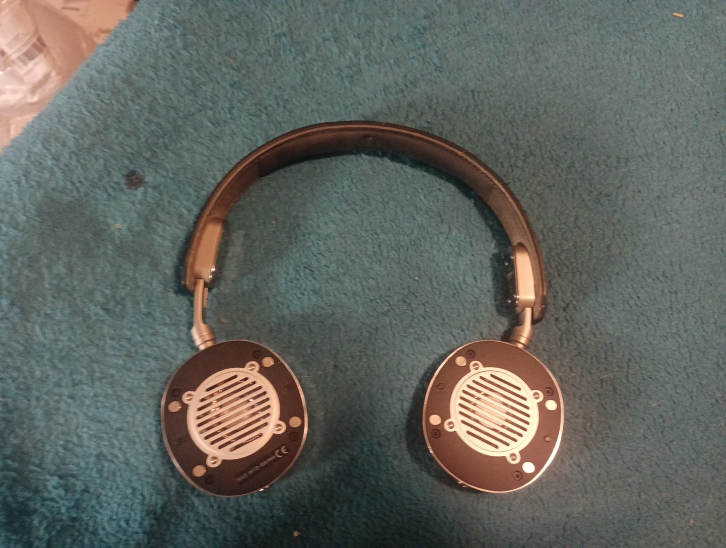 Shinola Detroit On-Ear Headphones Black Leather and Gloss Stainless Steel.. Tear