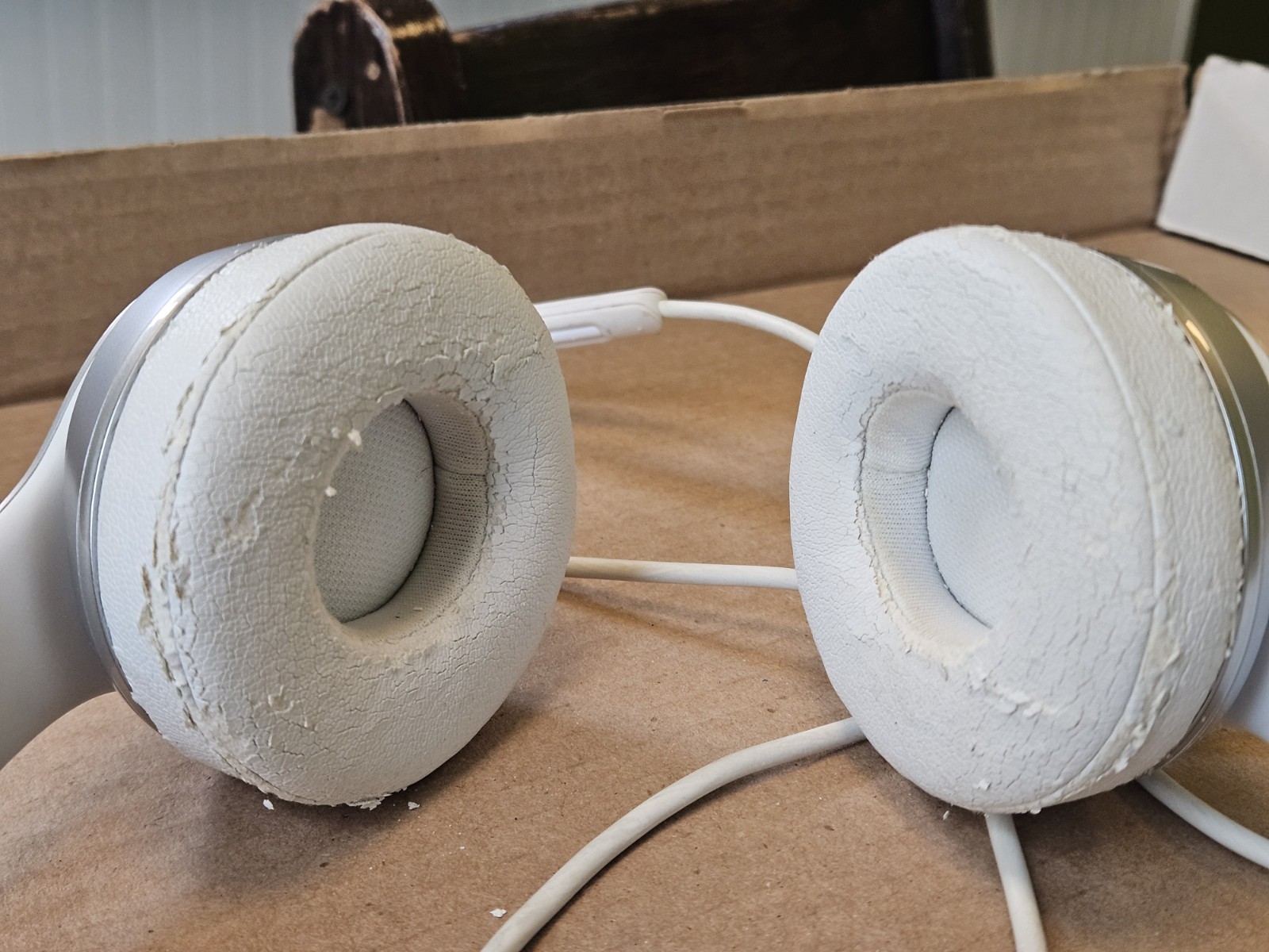 Beats By Dr. Dre Solo2 White Silver Wireless Headphones With Cable