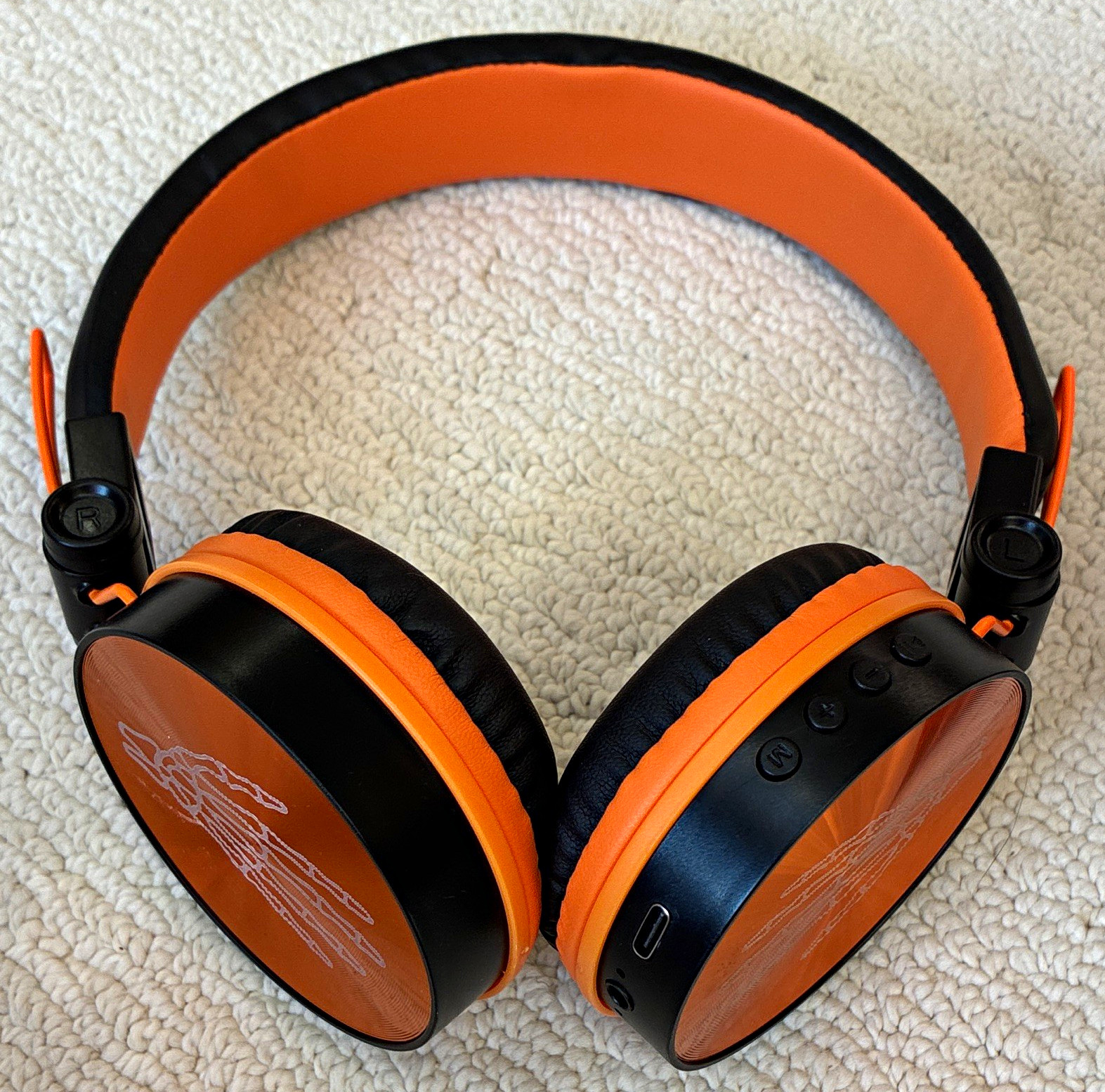 Orbit Innovations Skull Hand Wireless Over-Ear Headphones Black/Orange