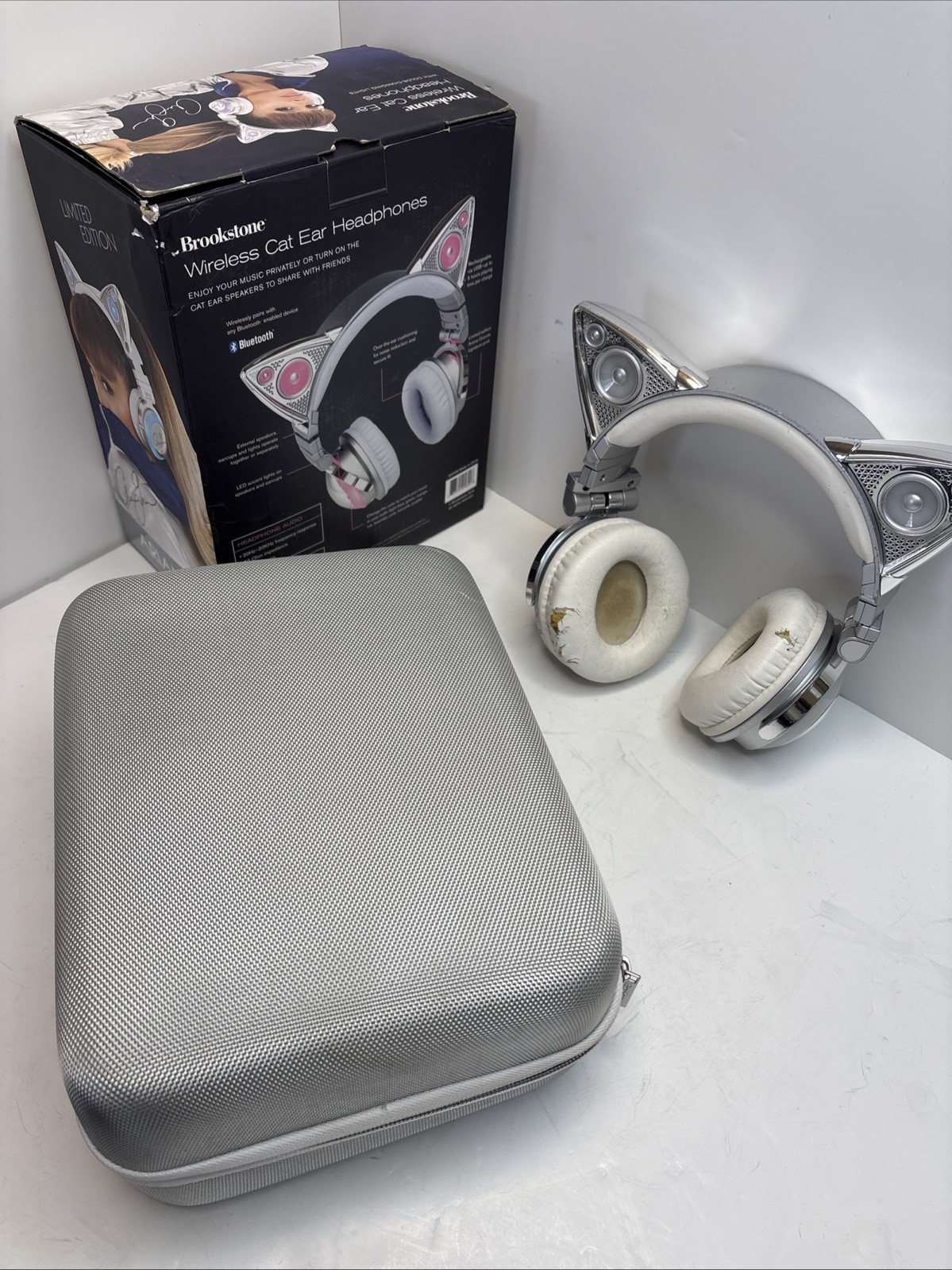 Brookstone Limited Edition Ariana Grande Bluetooth Headphones. Tested & Working
