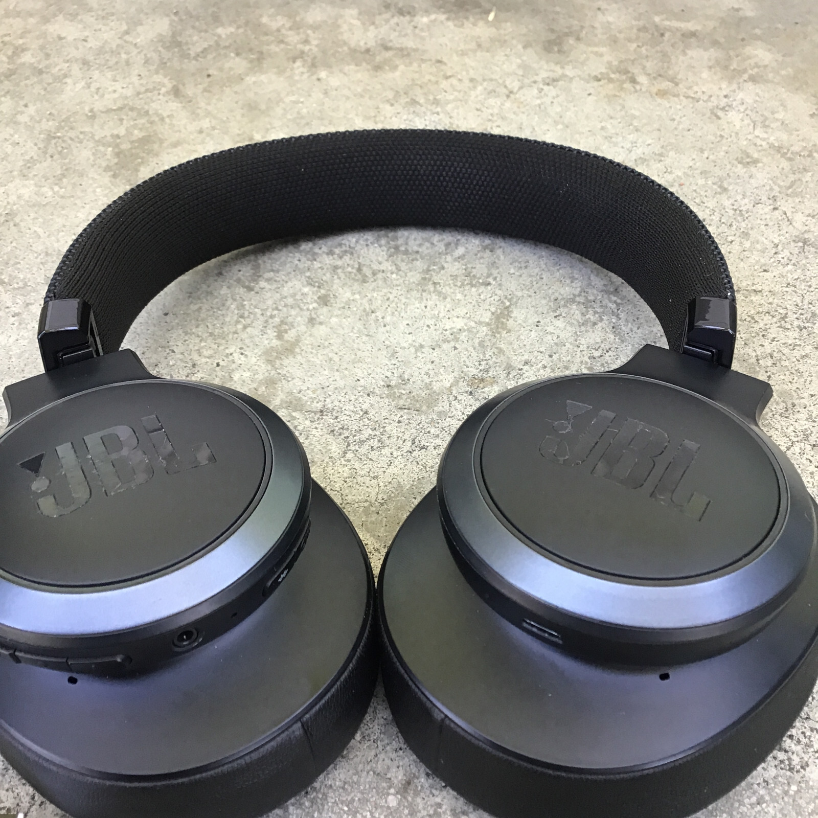 JBL Live 500BT Over-Ear Bluetooth Wireless Headphones Black Guide Charging Cable