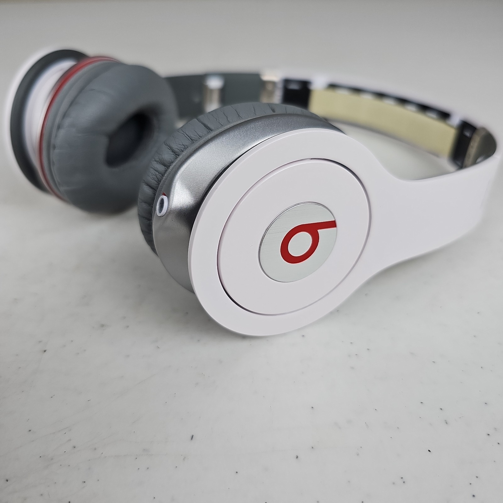 Beats by Dr. Dre Solo HD Headband Headphones White And Gray/Black Case UNTESTED