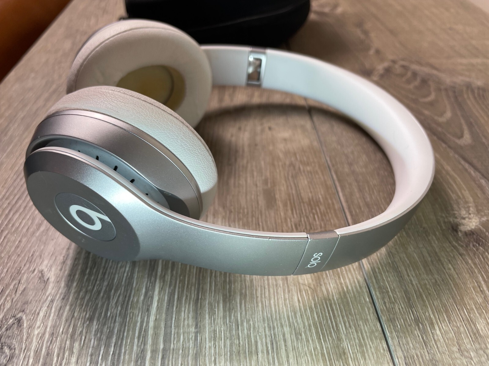 Beats by Dr. Dre Solo 2 Wireless On-Ear Headphone B0534 – Silver SEE PICS