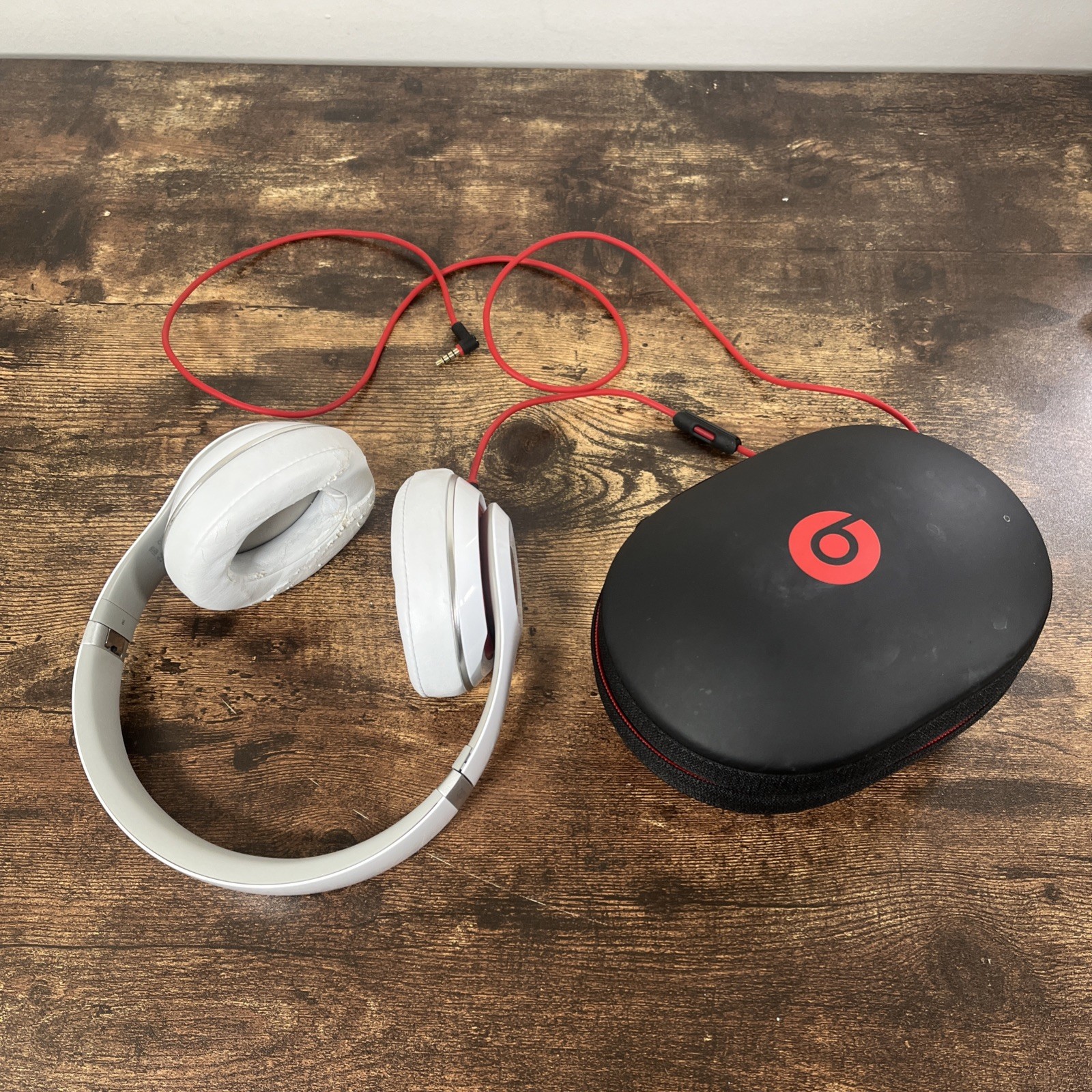 Beats by Dr Dre Studio 2.0 WIRED On-Ear headphones White Needs New Ear Pads