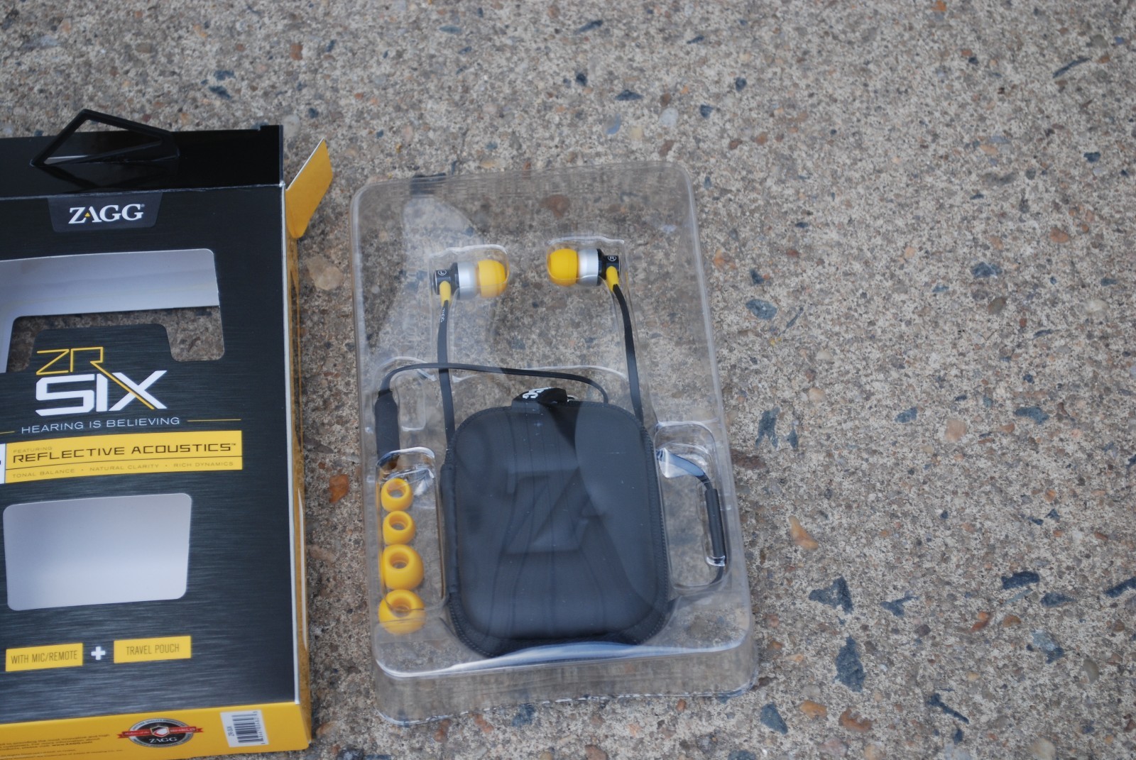 ZAGG ZR SIX EARBUDS REFLECTIVE ACOUSTICS BLACK & YELLOW W/ MIC/REMOTE & POUCH
