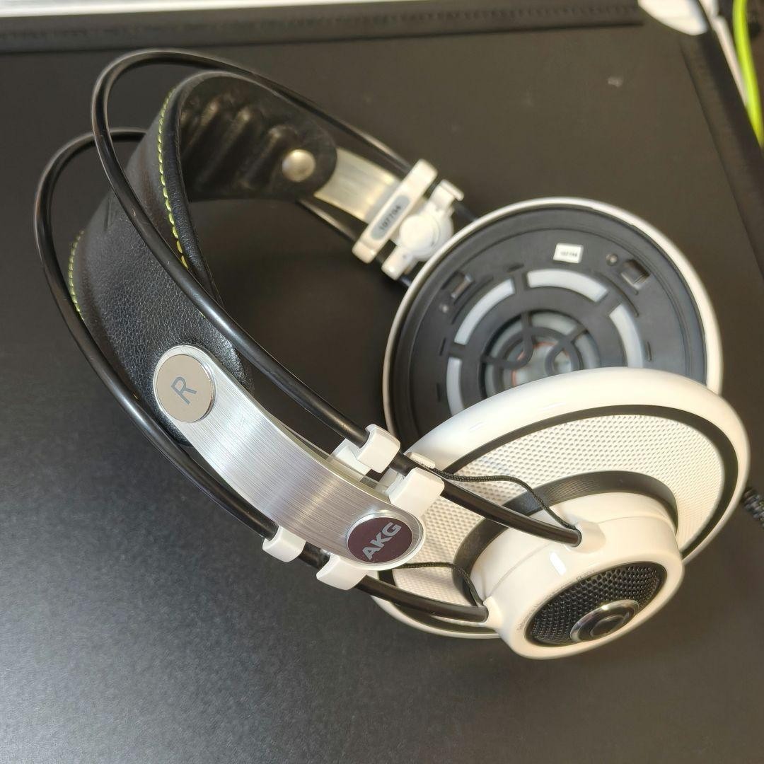 AKG Q701 Quincy Jones Reference Headphones White Tested Works w/box JP Rare O66