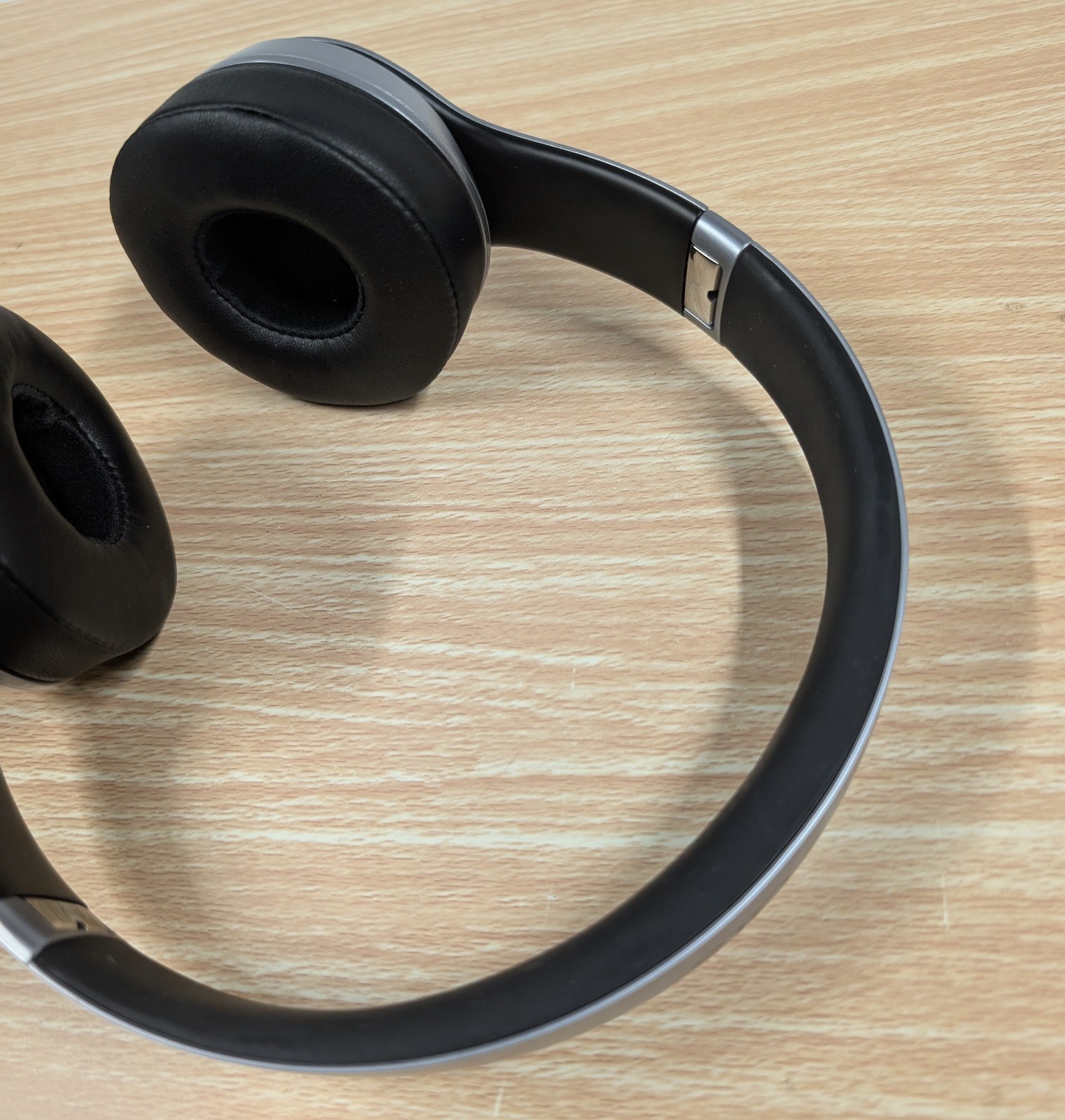 Beats by Dr. Dre Beats Solo2 Wireless On-Ear Headphones – Black Silver Case