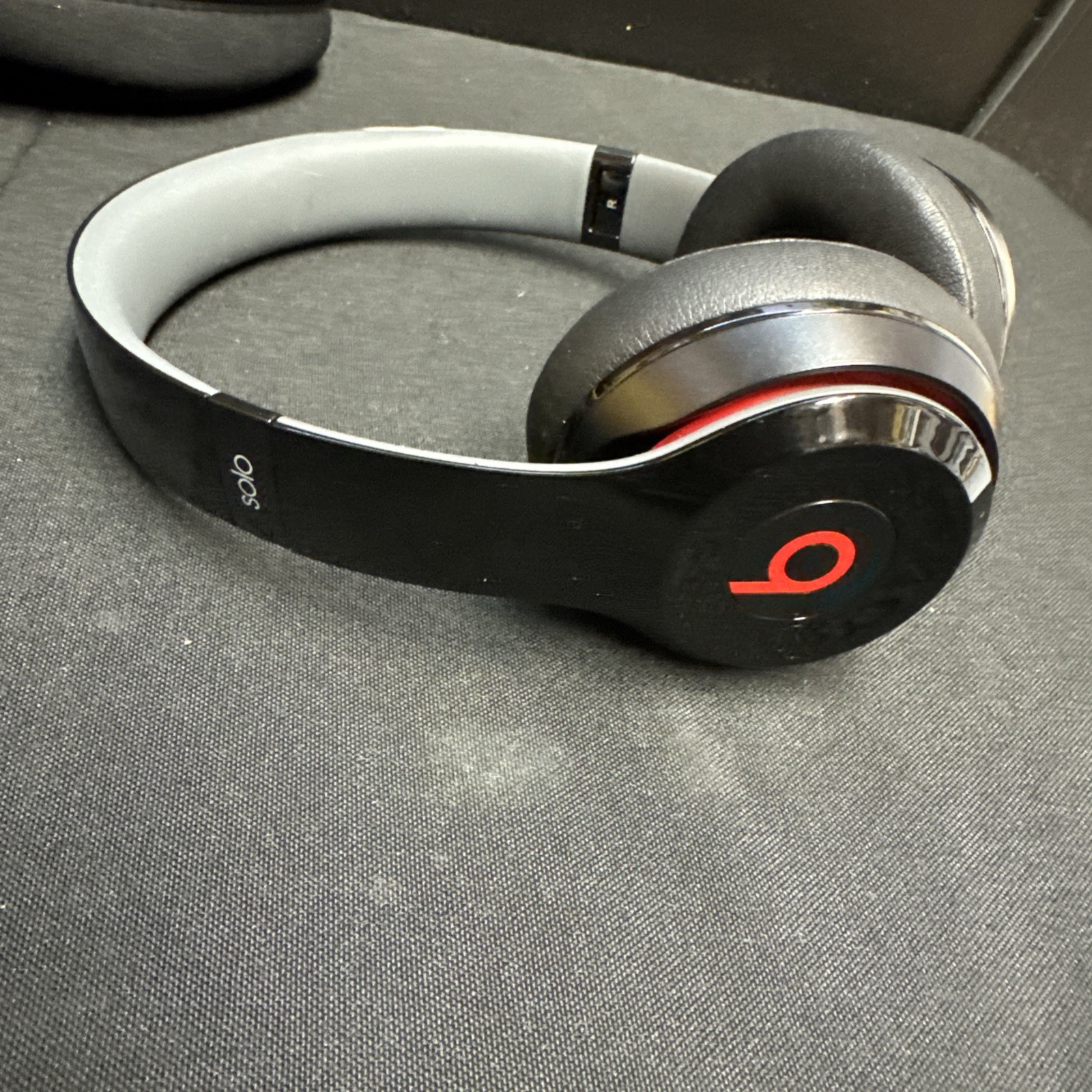 Beats Solo2 Over the Ear Headphones – Black With Wire and Case