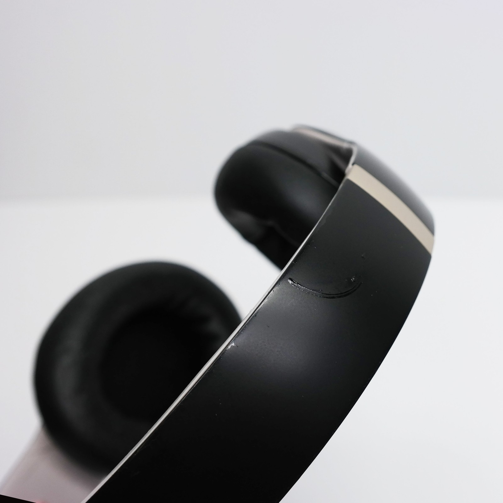 Beats Studio Pro Wireless Over-the-Ear Headphones Black Gold MC2N4LL/A READ