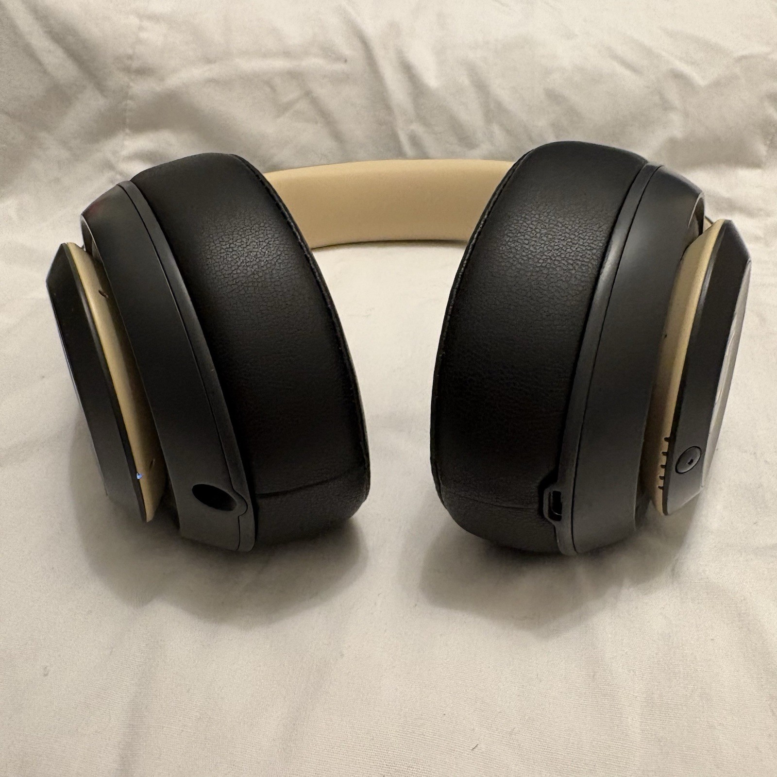 Beats Studio3 Wireless Midnight Black Gold – New Wicked Cushions Pads – Great!