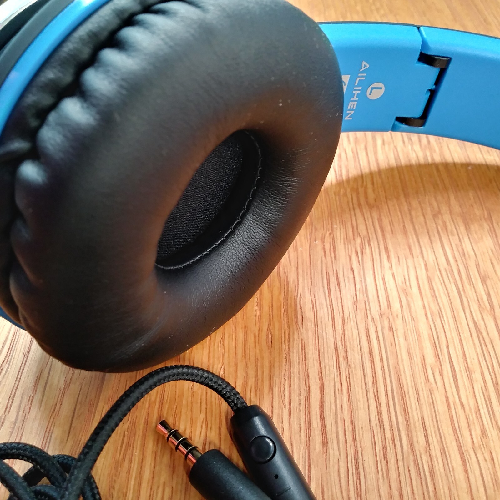 Ailihen Wired C8 Headphones In Line Microphone On-Ear Volume Control Collapsible