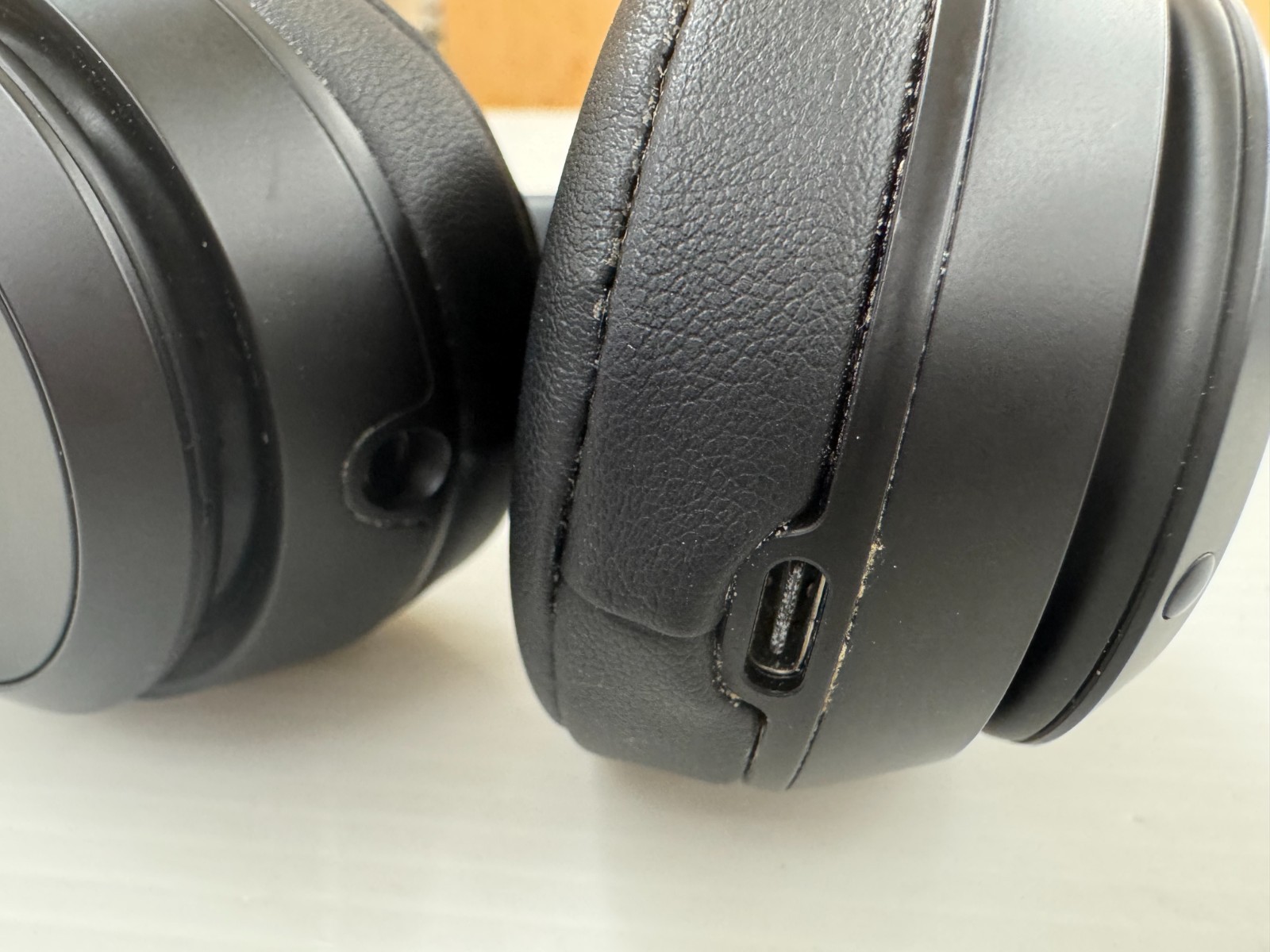 Beats Solo 4 Black and Gold